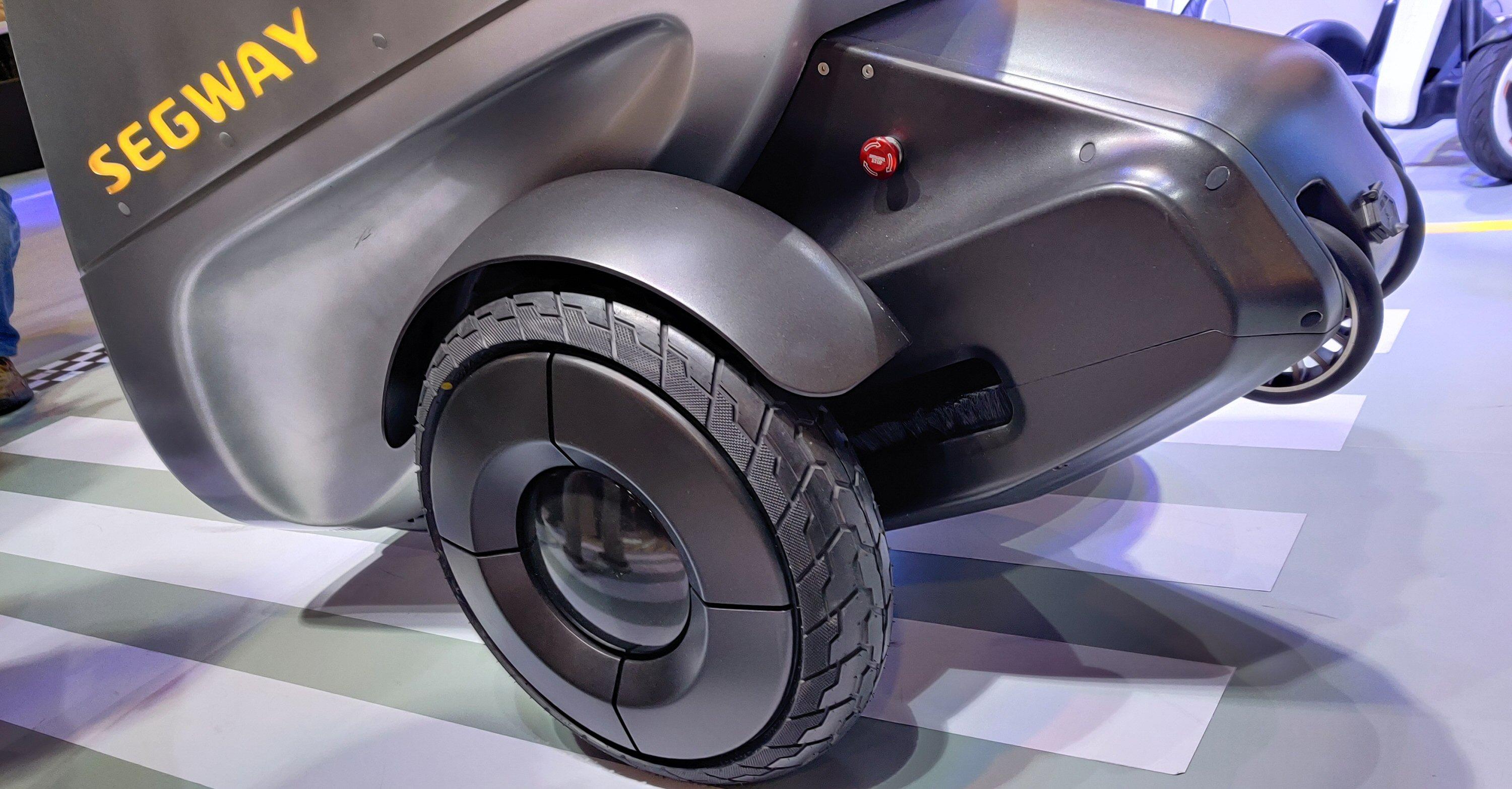 Segway S-Pod har også noen «støttehjul» som gjør det enklere å flytte på doningen når den er avslått. Men ellers bruker den kun sine to hovedhjul.