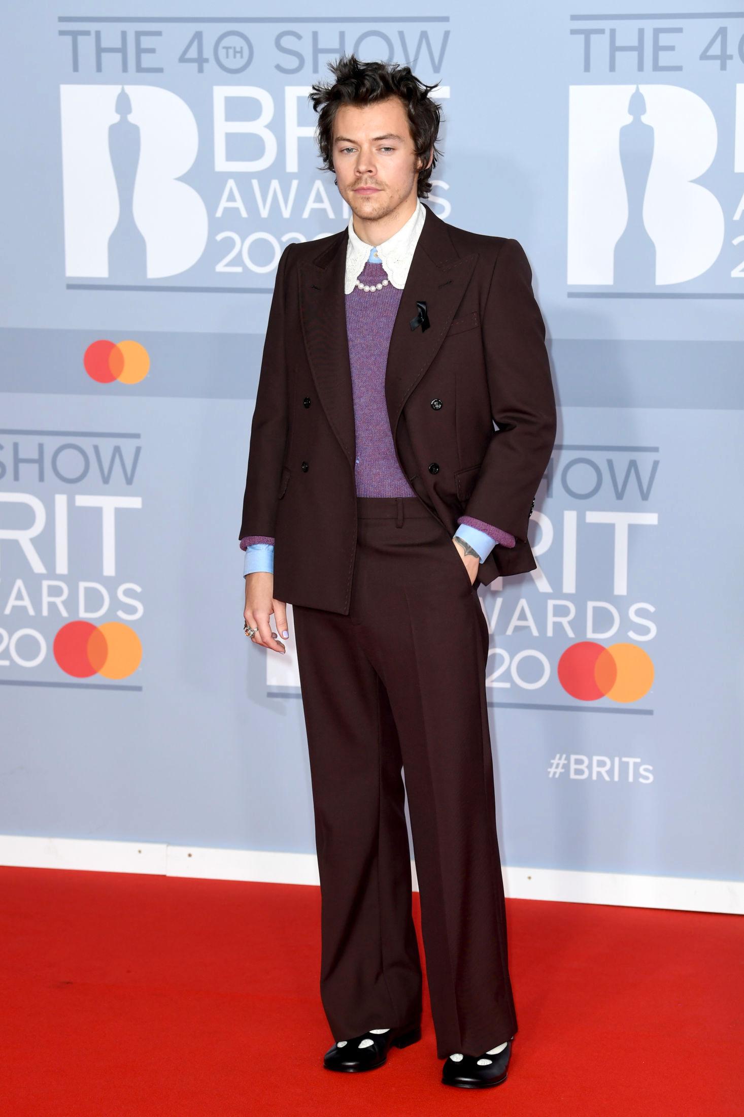 OUTFIT GOALS: Harry Styles var kledd i dress med en skikkelig trendskjorte med stor krage under Brit Awards i 2020. Less også merke til at han såkalte Mary Janes på føttene. Foto: Doug Peters/PA Photos.