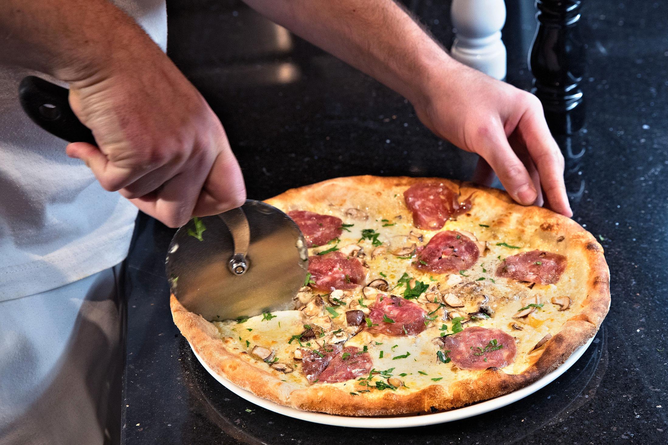 HVIT PIZZA: Lofthus sine pizzaer har inntatt kveldsserveringen på Kunstnernes hus. Her er en trøffel-pizza klar til servering. Foto: Hallgeir Vågenes/VG