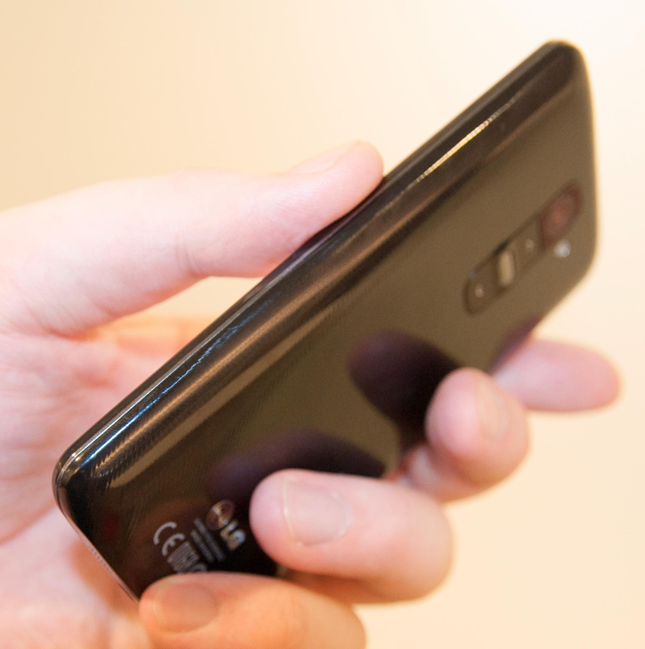 LG G2 er ren og pen i designen. Den har ingen fysiske knapper på forsiden eller langs sidene.Foto: Finn Jarle Kvalheim, Amobil.no