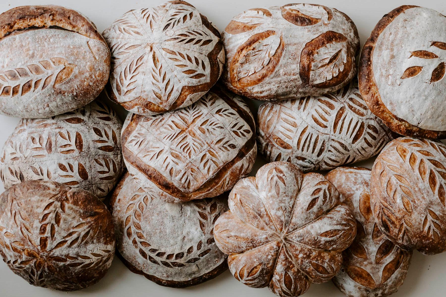 MØNSTRE: Sletmoen pleier å dekorere brødene med finurlige mønstre.