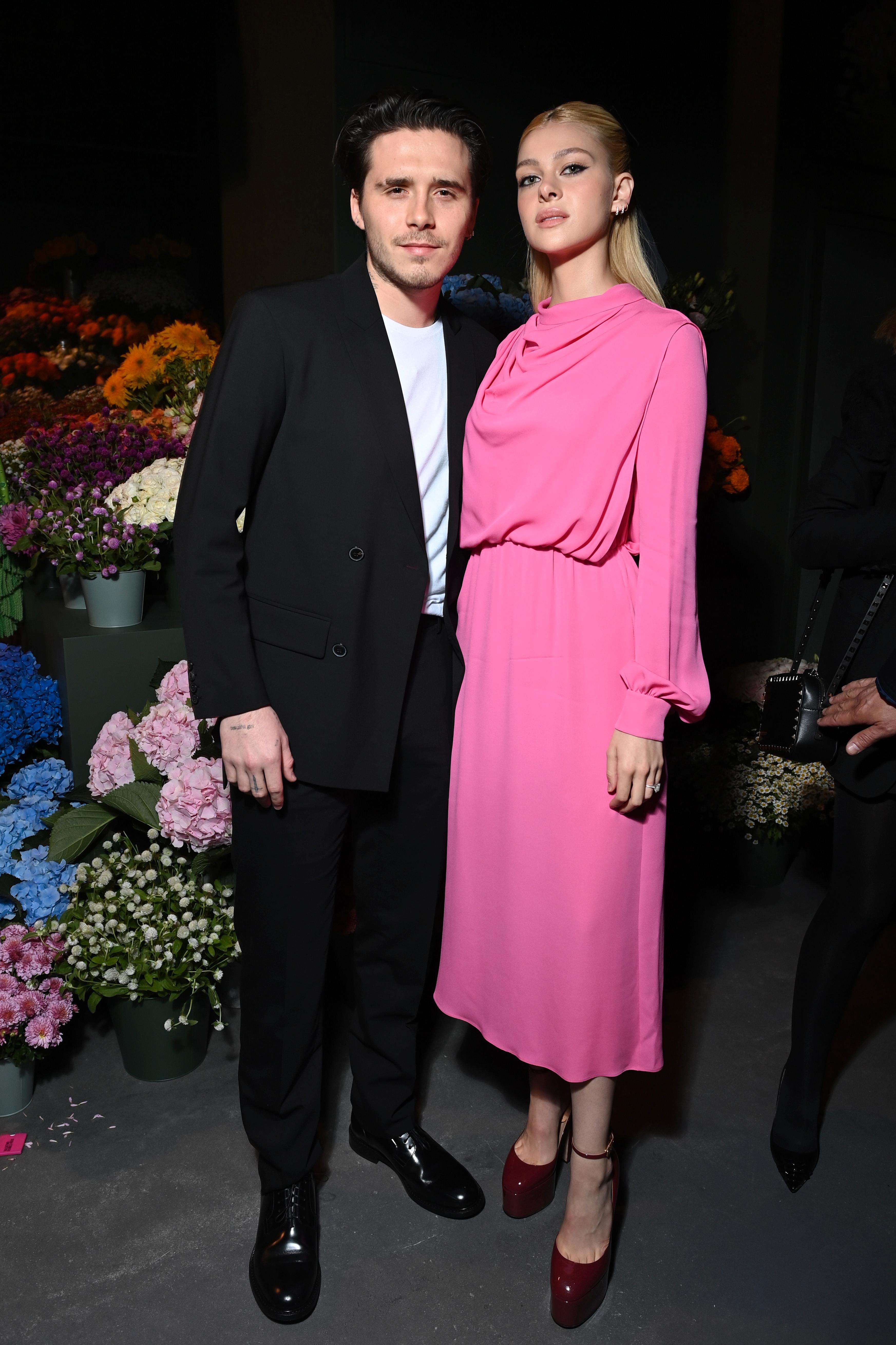 VALENTINO-VENN: Nicola Peltz (t.h.) valgte kjole fra Valentino til bryllupet sitt. Det kom ikke som noen overraskelse da hun hadde på seg Valentino på Met-gallaen og har deltatt på deres visninger – som her i 2021.