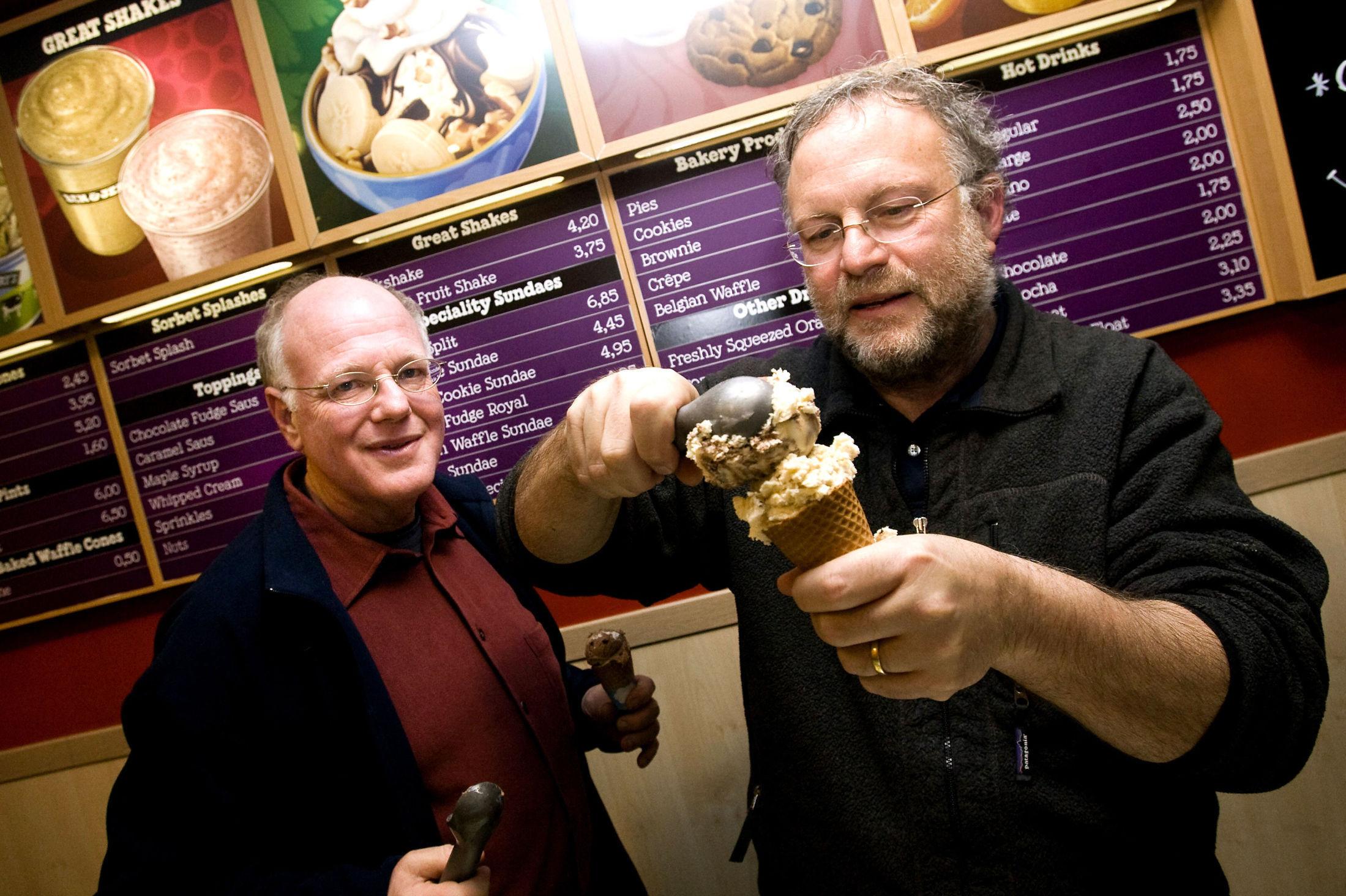 ISKREMGLADE: (Fra v.) Ben Cohen og Jerry Greenfield står bak det superpopulære iskremmerket Ben & Jerry's, som nå kommer med et vegansk alternativ. Foto: AFP