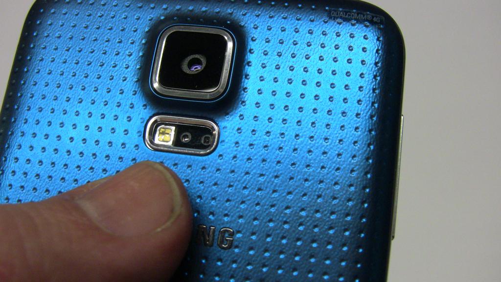 Vi liker den nye baksiden på Samsung Galaxy S5.Foto: Espen Irwing Swang, Amobil.no