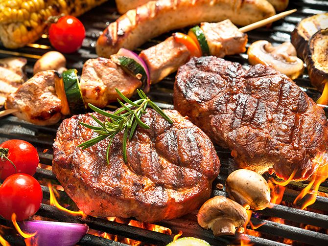 Äntligen grill – här får du bästa tipsen så att du lyckas med kött, lax och grönsaker.