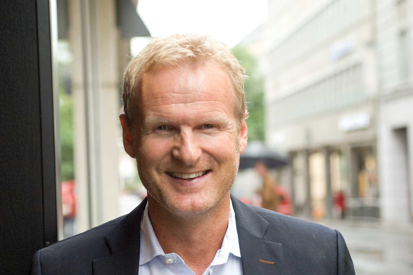 Tidligere Tele2-sjef Haakon Dyrnes gjør seg bemerket som ny Komplett-sjef. Nå senkes prisene.