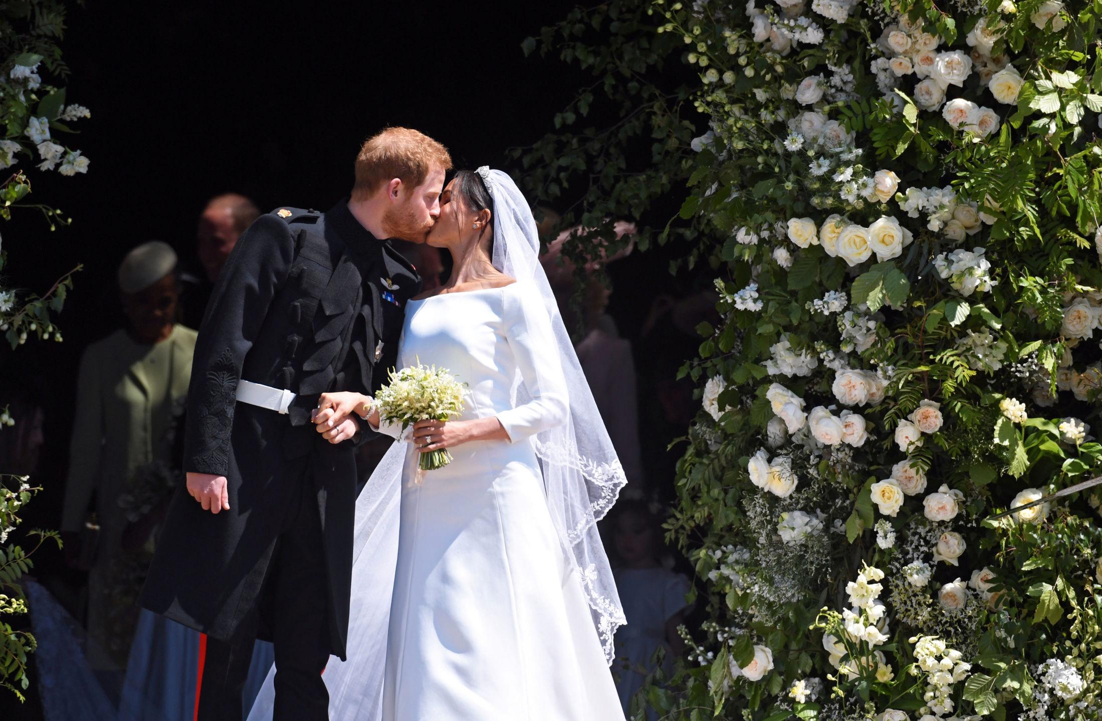 KYSSET: Det nygifte paret kysset på kirketrappen etter vielsen. Foto: Reuters.