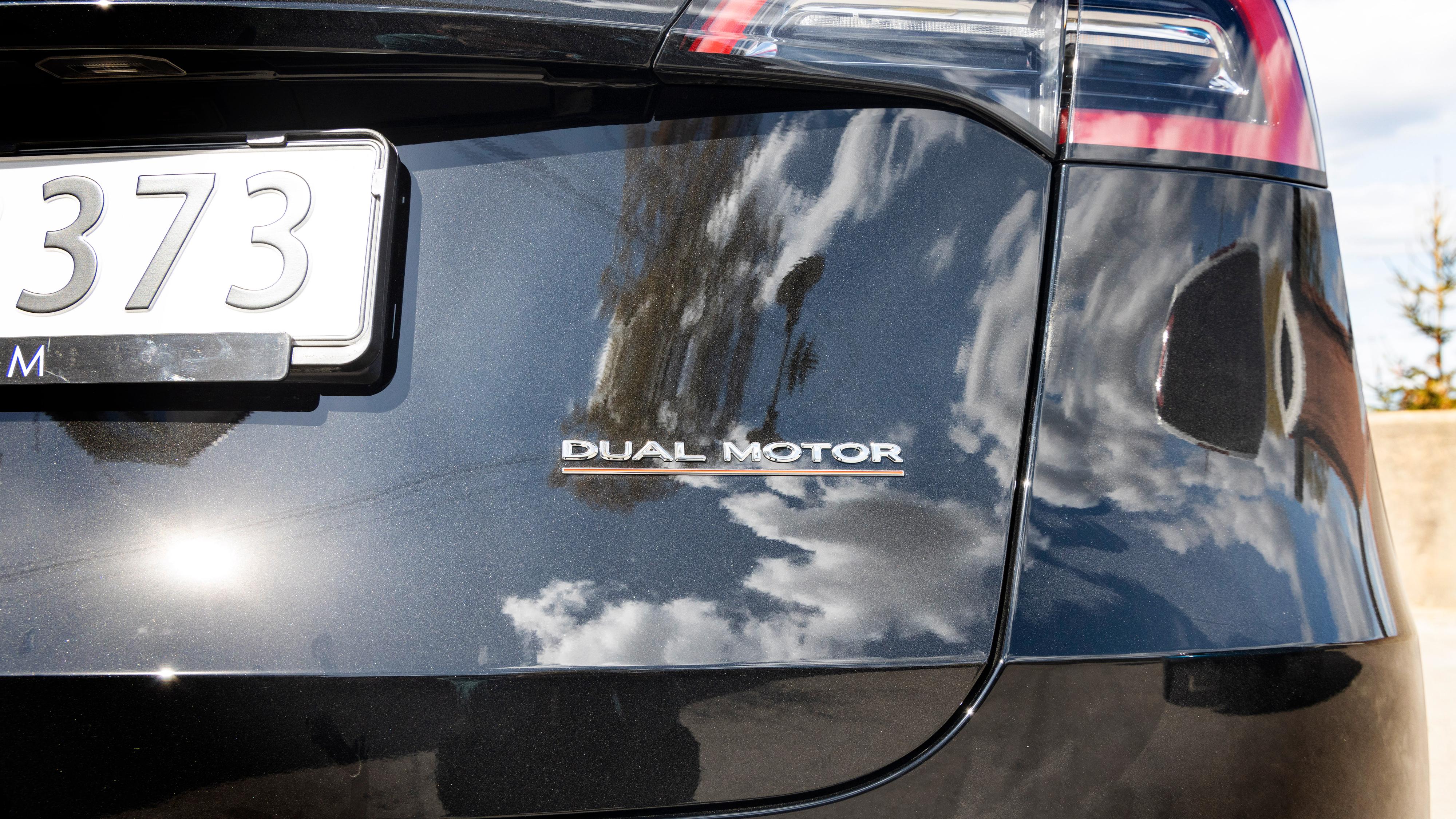 Streken under «Dual Motor»-skiltet angir at det dreier seg om en Performance-utgave. 