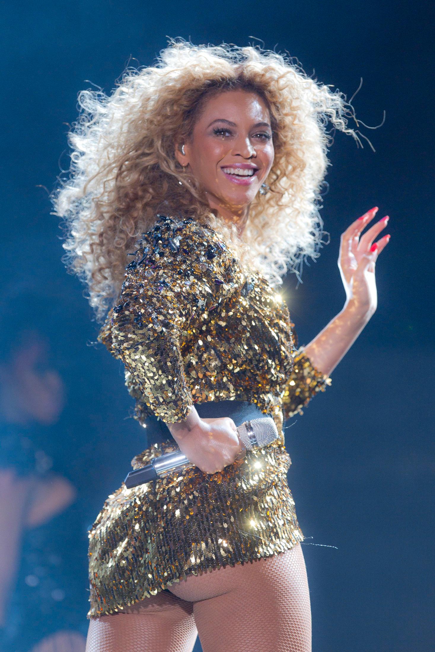 CHEEKY: Flere av Beyoncés sceneantrekk er korte. Her er hun på scenen under Glastonbury-festivalen i 2011. 