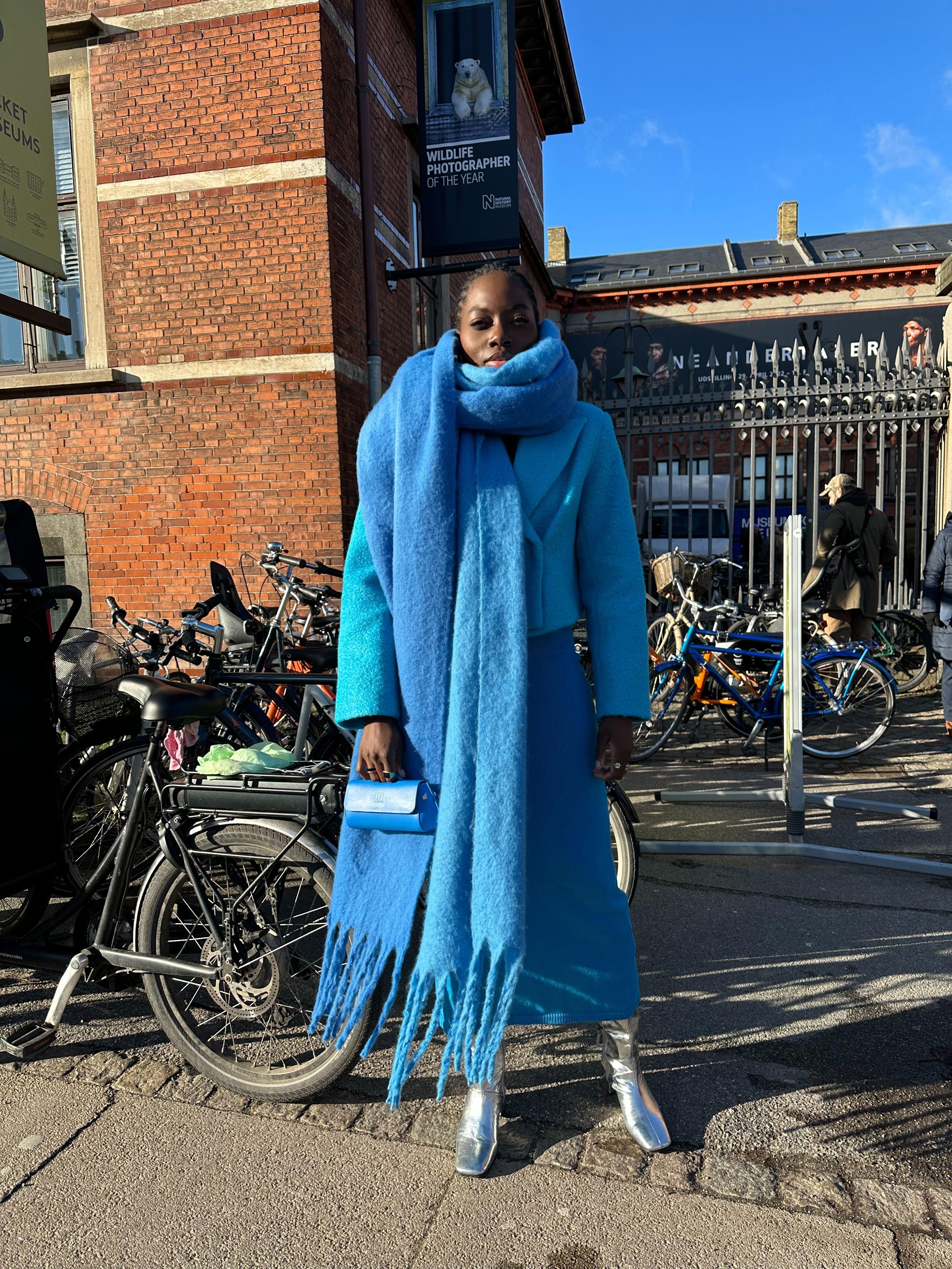 Nana Asamoah gir for en ton i ton-styling med disse blå plaggene. Et skikkelig oversized skjerf står nå på vår ønskeliste!