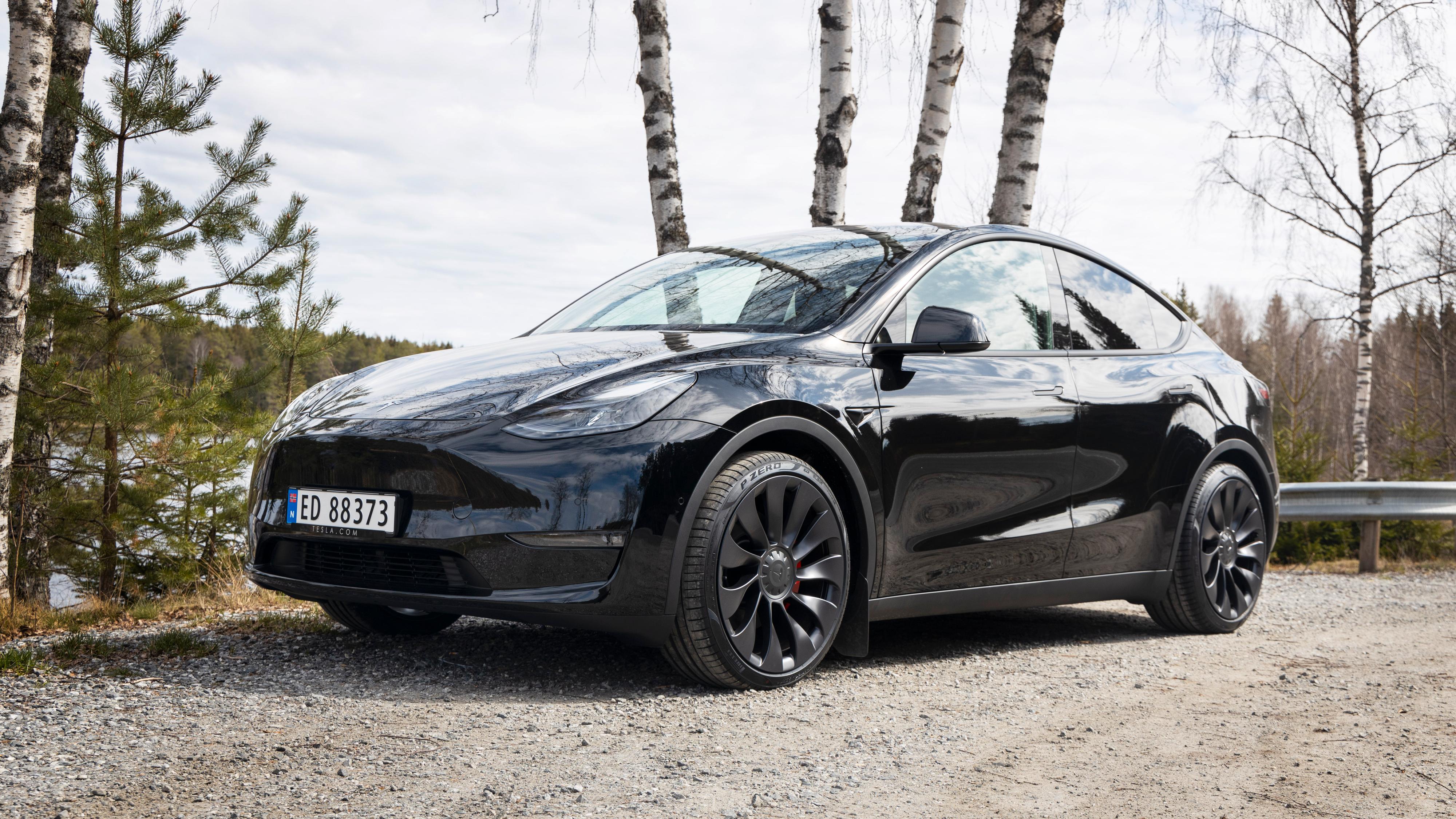 Tesla Model Y tok et nytt steg mot årets mest solgte-tittelen i september. Over 3000 nye Model Y ble fasit. 