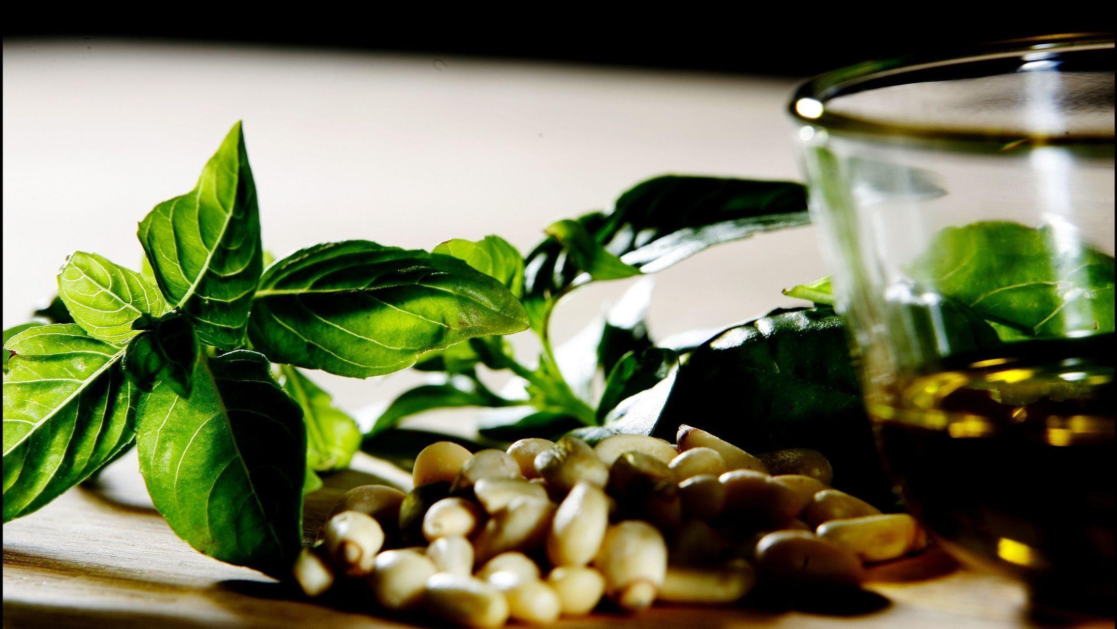 Extra virgin olivenolje er en viktig ingrediens i pesto.  FOTO: MAGNAR KIRKNES