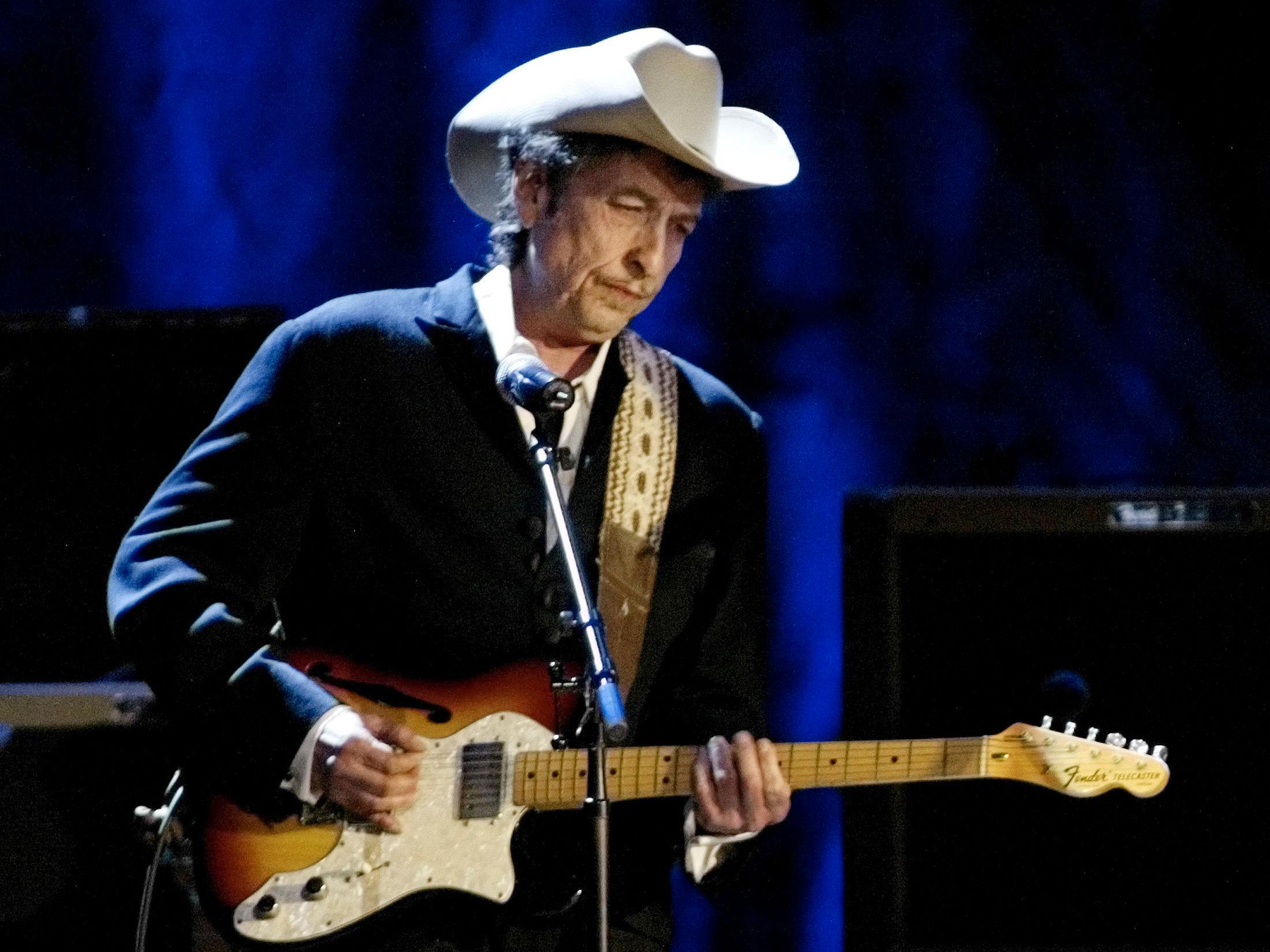 SPILLER PÅ KJENT LÅT: Bob Dylans whiskey-merke heter «Heaven's Door», og spiller på artistens kjente låt «Knocking on Heaven's Door». Her i 2004. Foto: Reuters/Rob Galbraith/File Photo