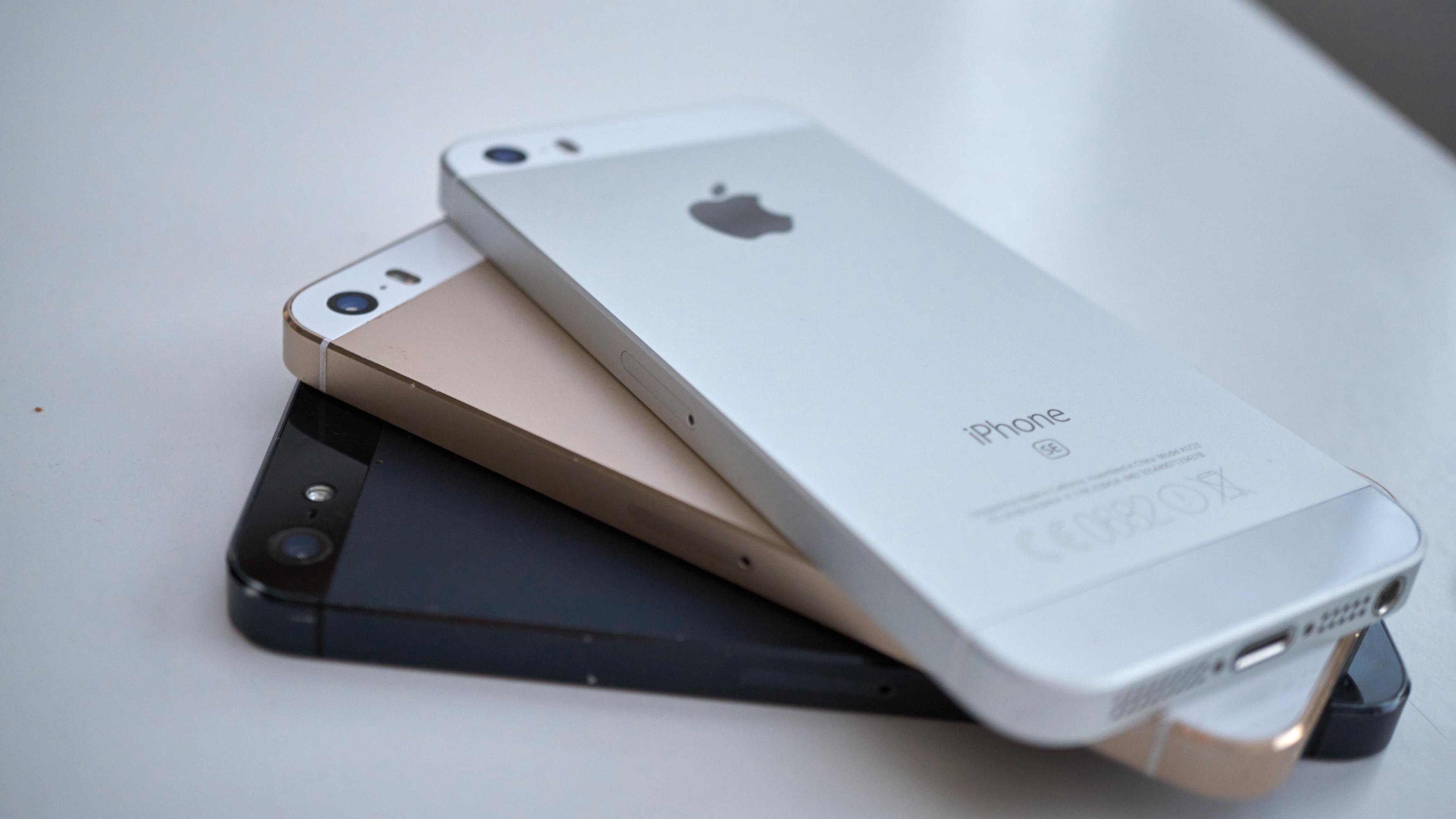 Tre generasjoner 4-tommers iPhone, alle med likt design.