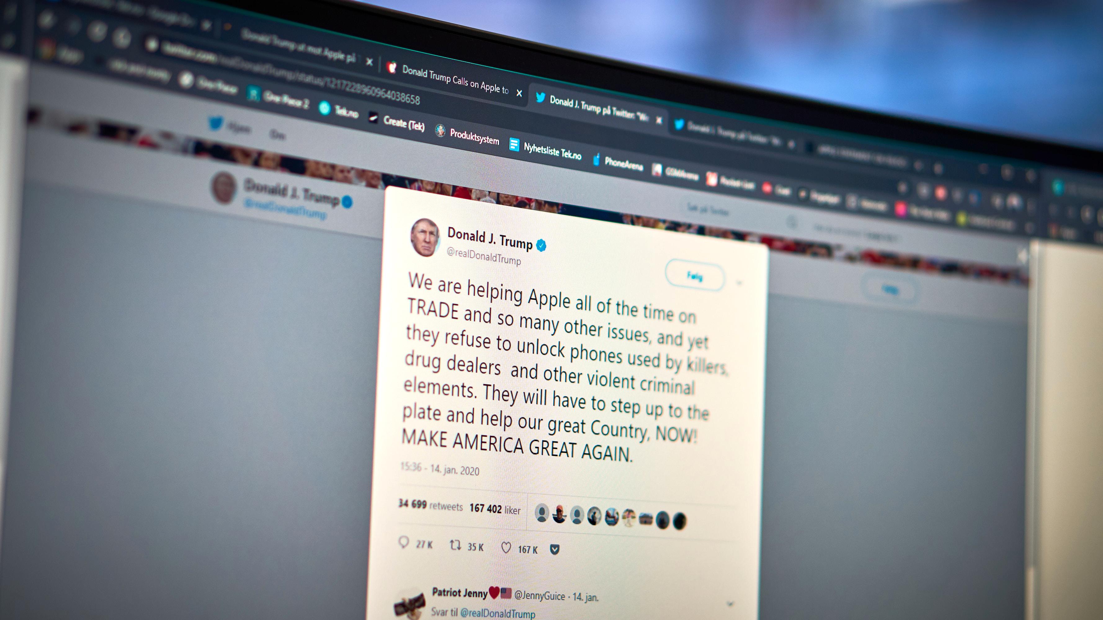 USAs president Donald Trump fyrer løs på Twitter mot Apple.