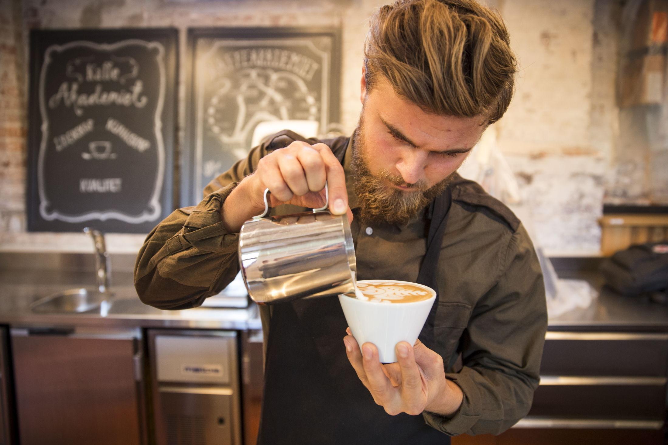 STØDIG PÅ HÅNDEN: Barista Simon Alteblad liker å gi det lille ekstra og leker seg frem med ulike motiver i kaffekoppen når han serverer latte. Foto: Annemor Larsen/VG