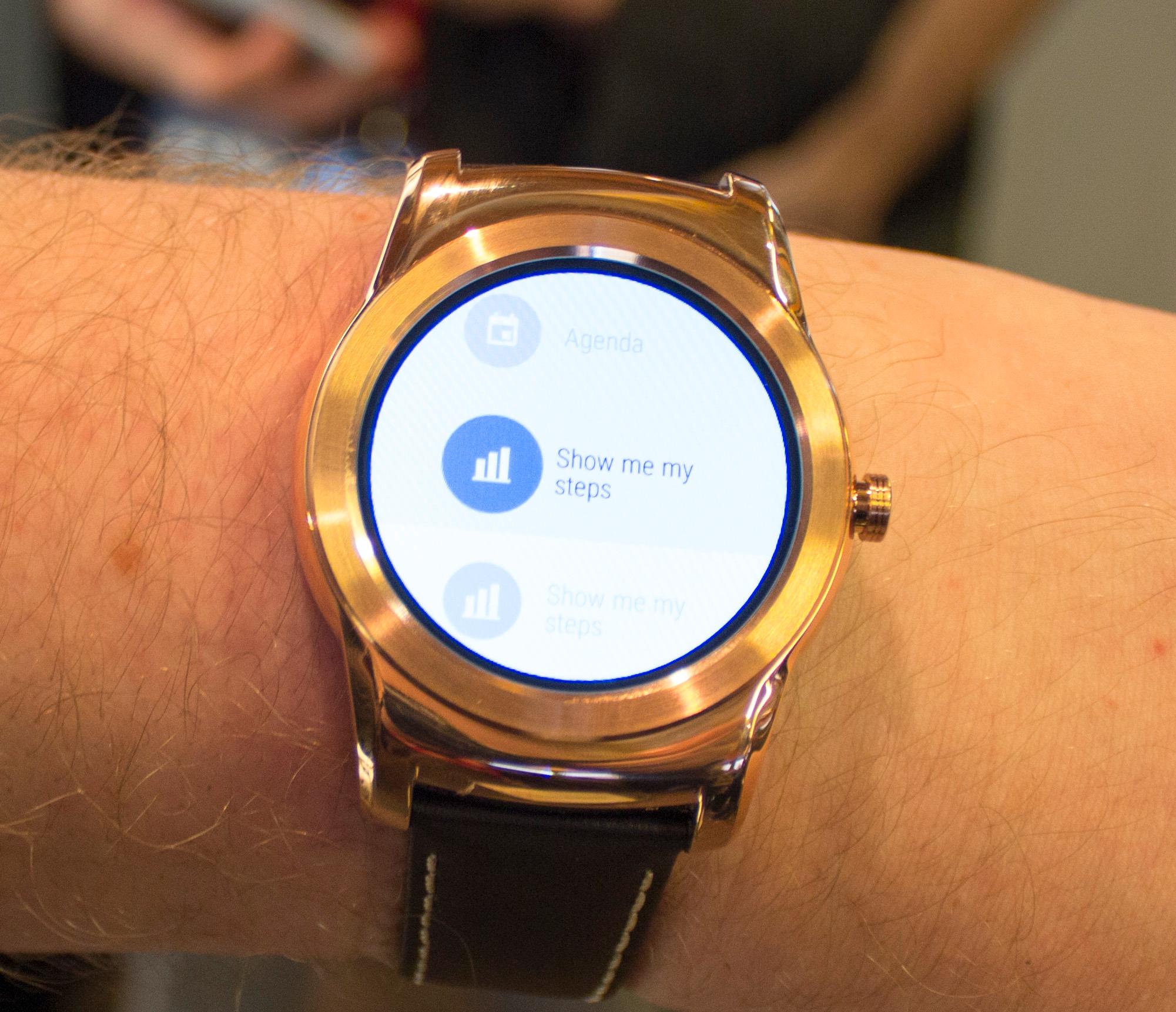 Watch Urbane kjører Android Wear, og vi opplever den som litt lite intuitiv i bruk. Foto: Finn Jarle Kvalheim, Tek.no