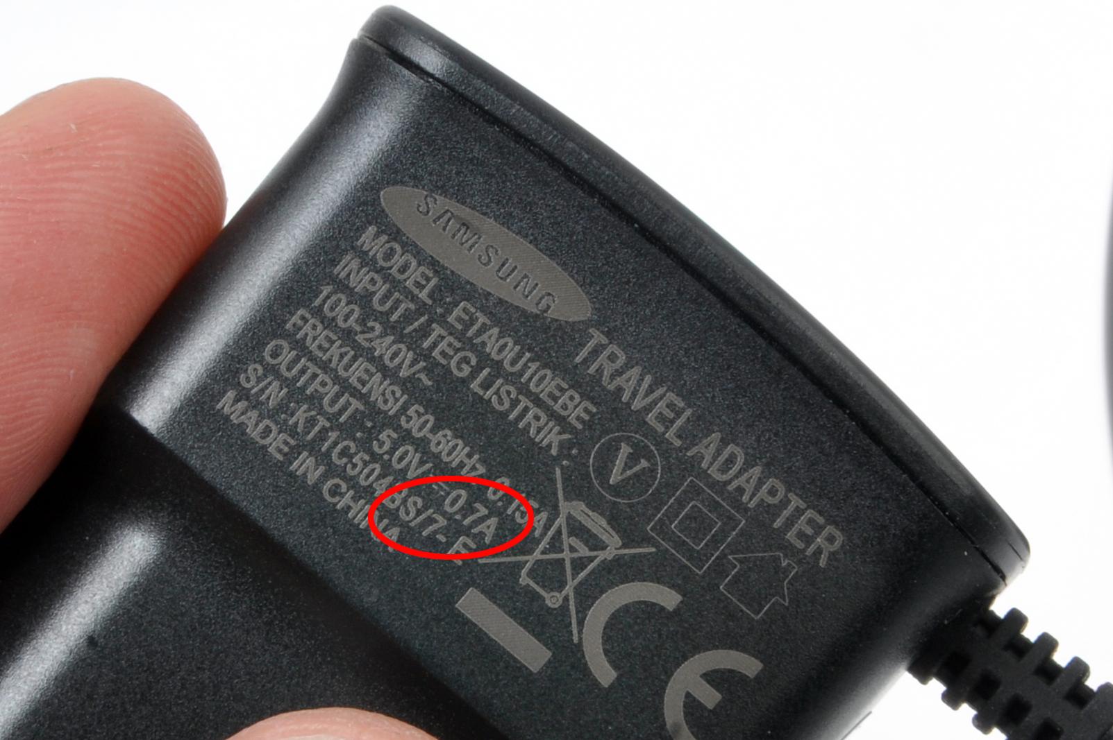 Denne USB-strømforsyningen leverer bare 700 milli-ampere (mA) strøm, og lader moderne smartmobiler svært sakte. Finn en strømforsyning på minst 1 A – gjerne mer.Foto: Kurt Lekanger, Amobil.no