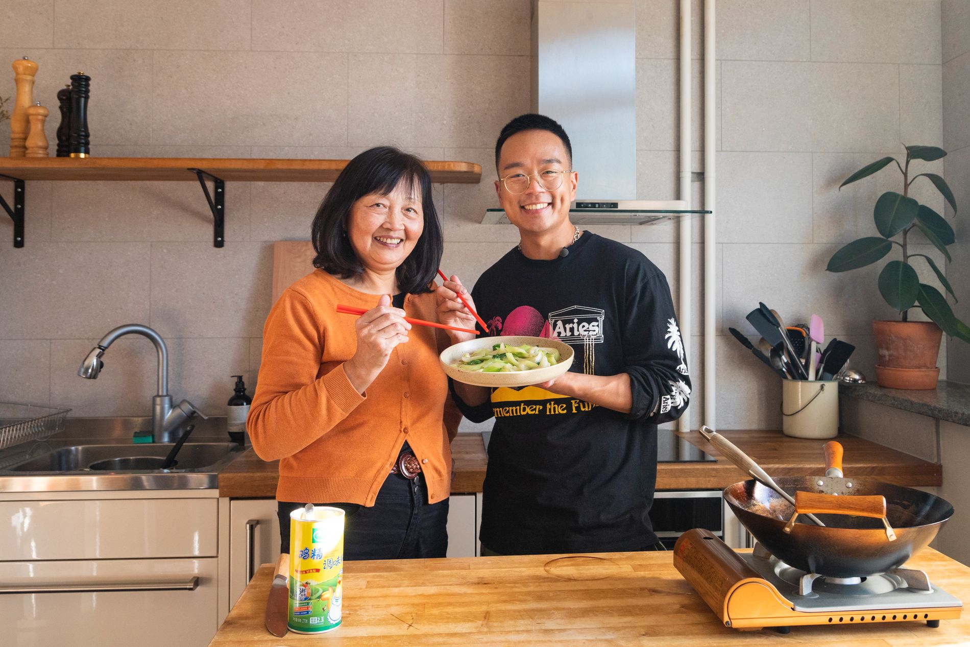 Jimmy Guo och Anlin Zhang är aktuella med det nya programmet ”Mamma & Jimmy Guo” på tv-kanalen Godare.