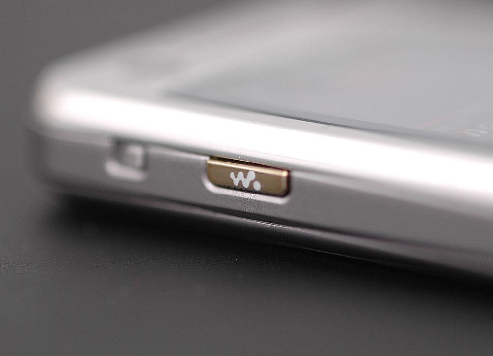 Walkman-tasten på venstre side av telefonen starter og skjuler musikkspilleren.