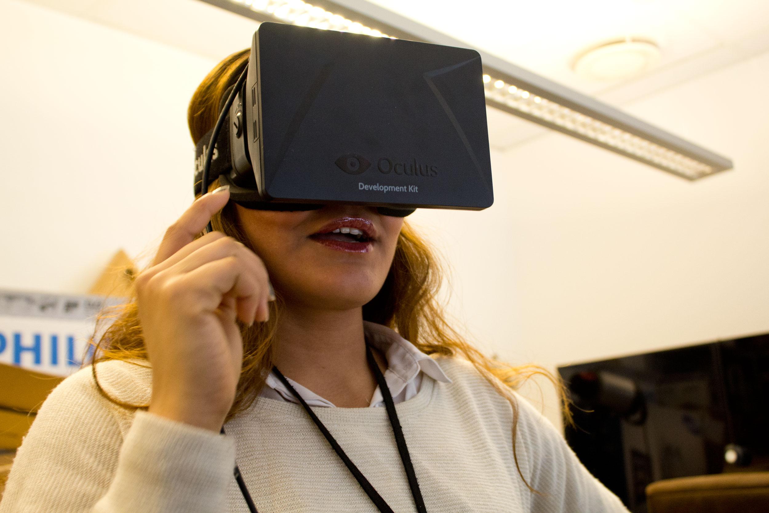 Vår dyktige resepsjonist lot seg også imponere av realismen i Oculus Rift.Foto: Jørgen Elton Nilsen, Hardware.no