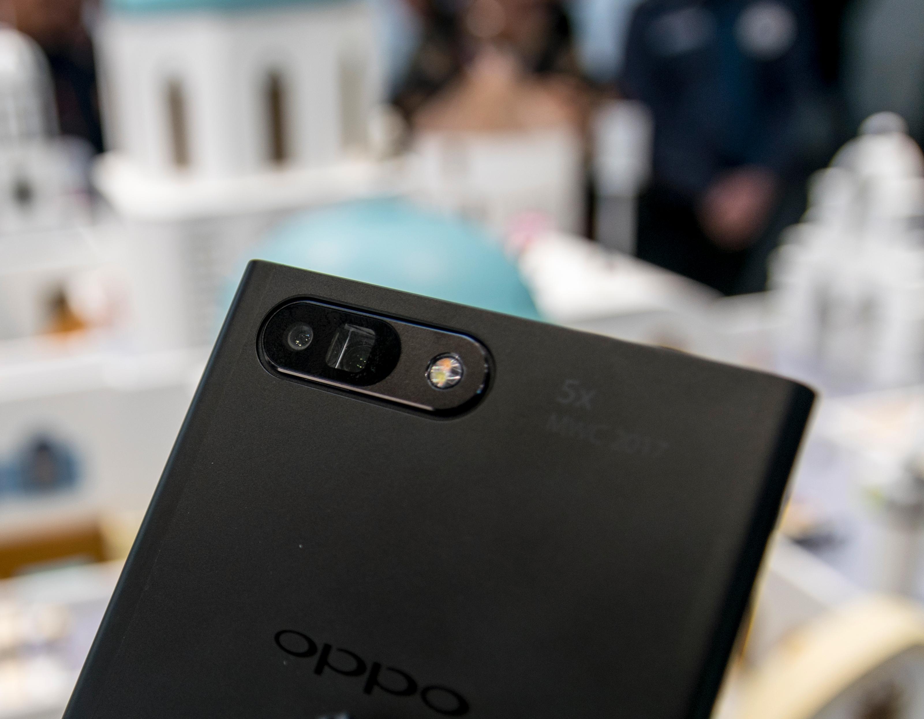 For to år siden viste Oppo frem samme type zoomkonsept som Huawei har lagt til i P30 Pro. Men den gang bare med 3x zoom eller 5x hybridzoom. Det klarer Huawei uten periskop i dag.