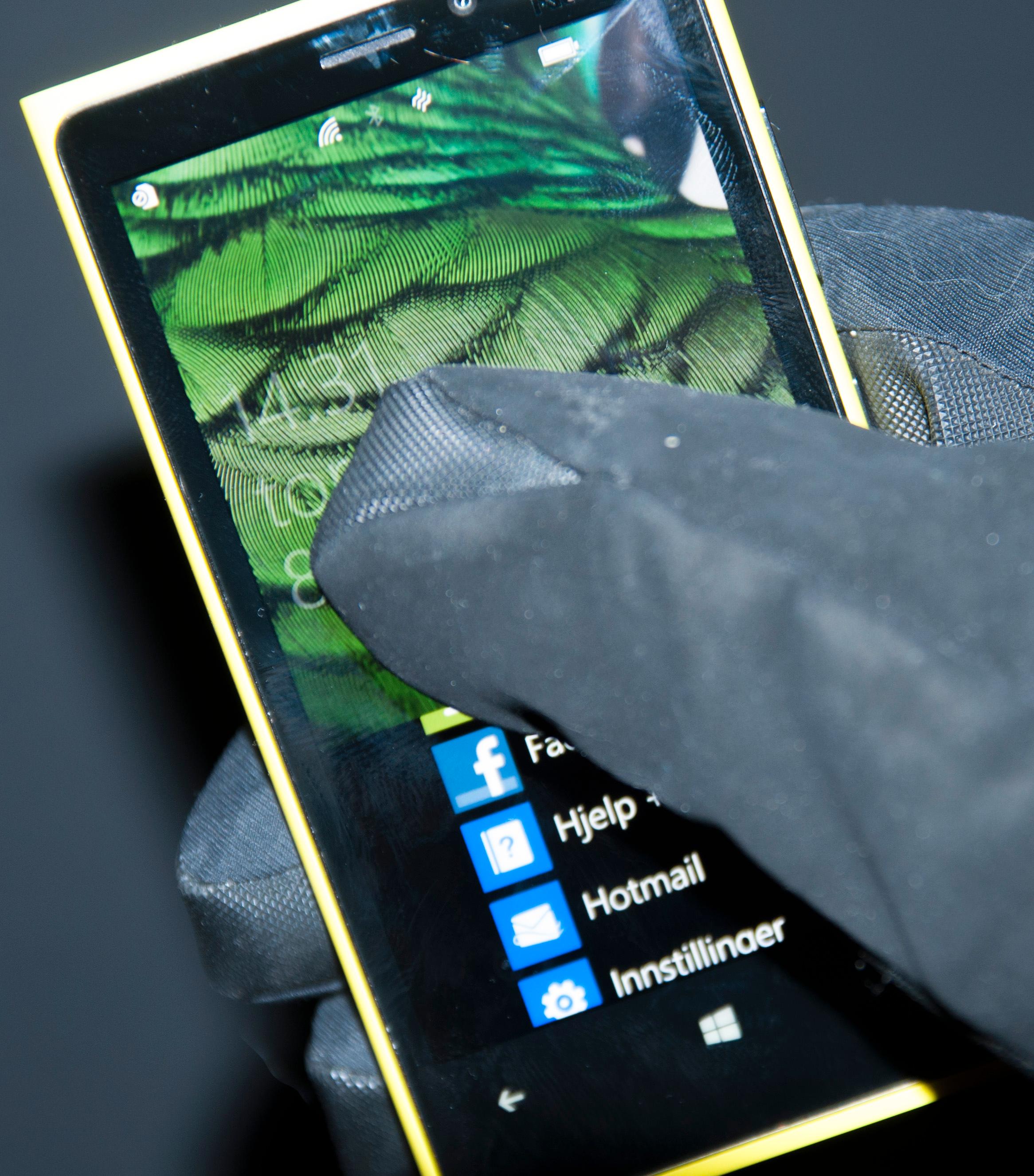 Berøringsskjermen i Lumia 920 er så følsom at den fungerer selv om du har på deg hansker.Foto: Finn Jarle Kvalheim, Amobil.no