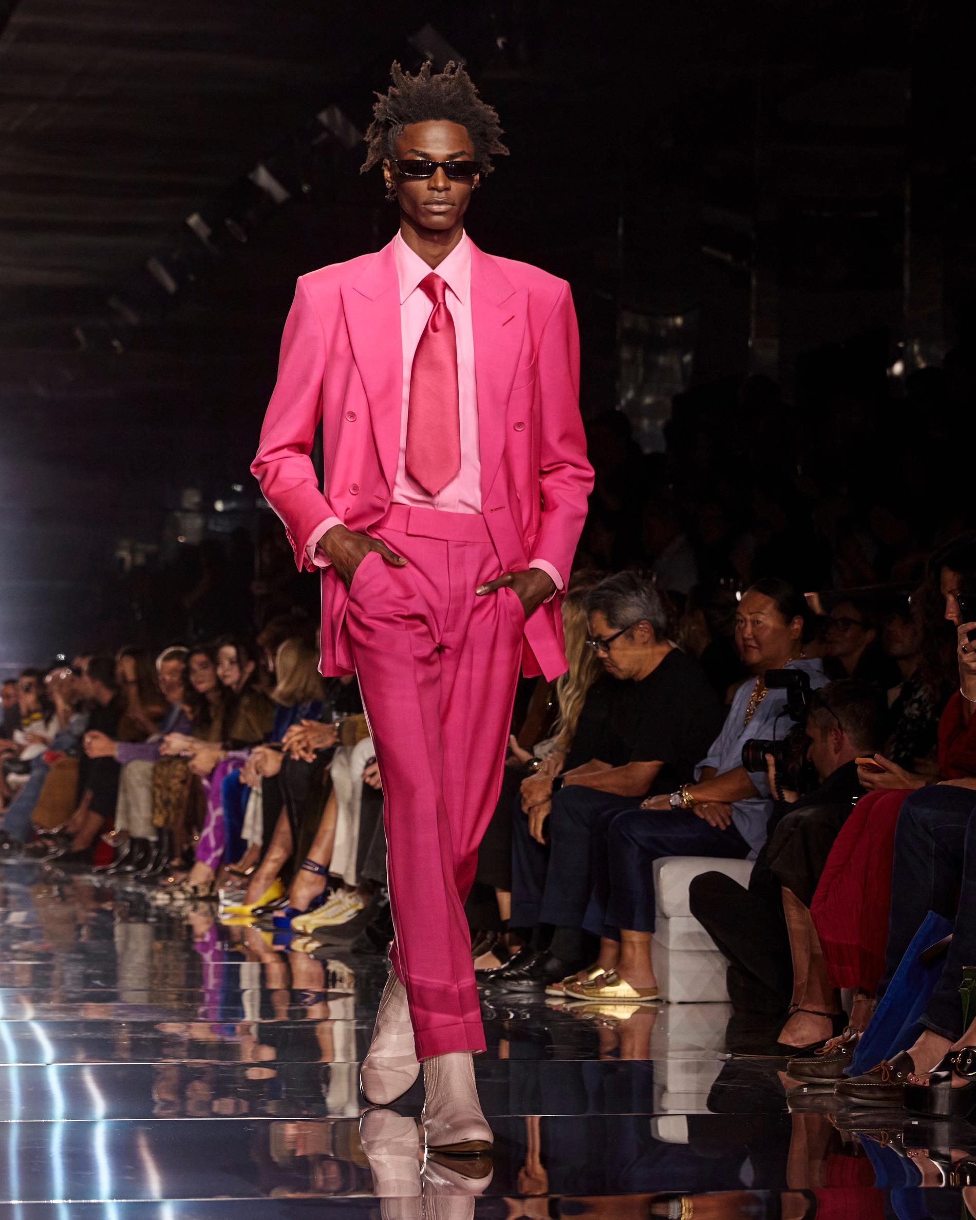 Tom Ford har skapat kostymer i olika nyanser av rosa inför våren 2023. 
