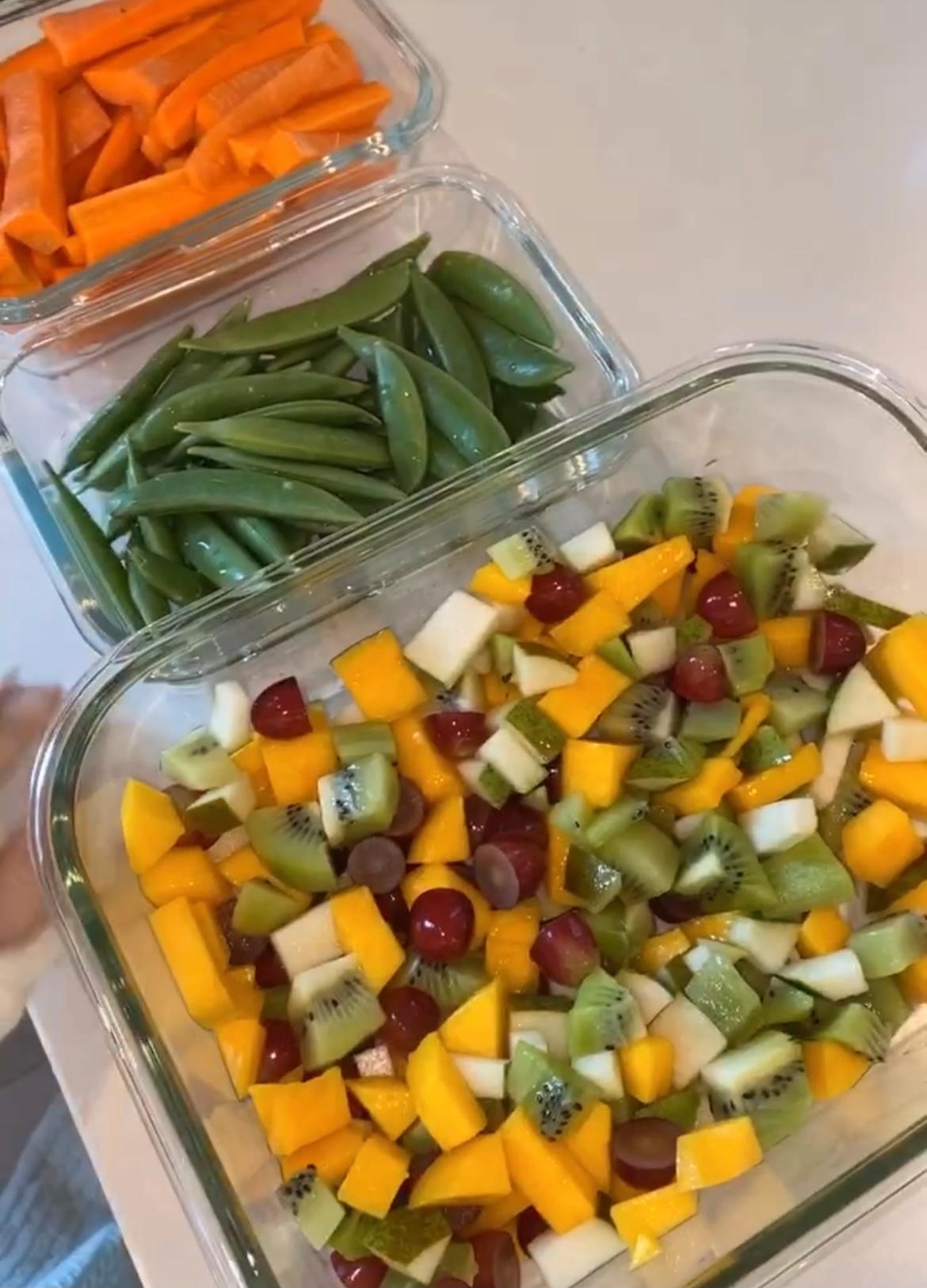 FERDIG KUTTET: Fruktsalat og grønnsaker klare til å bli med i matpakken. 