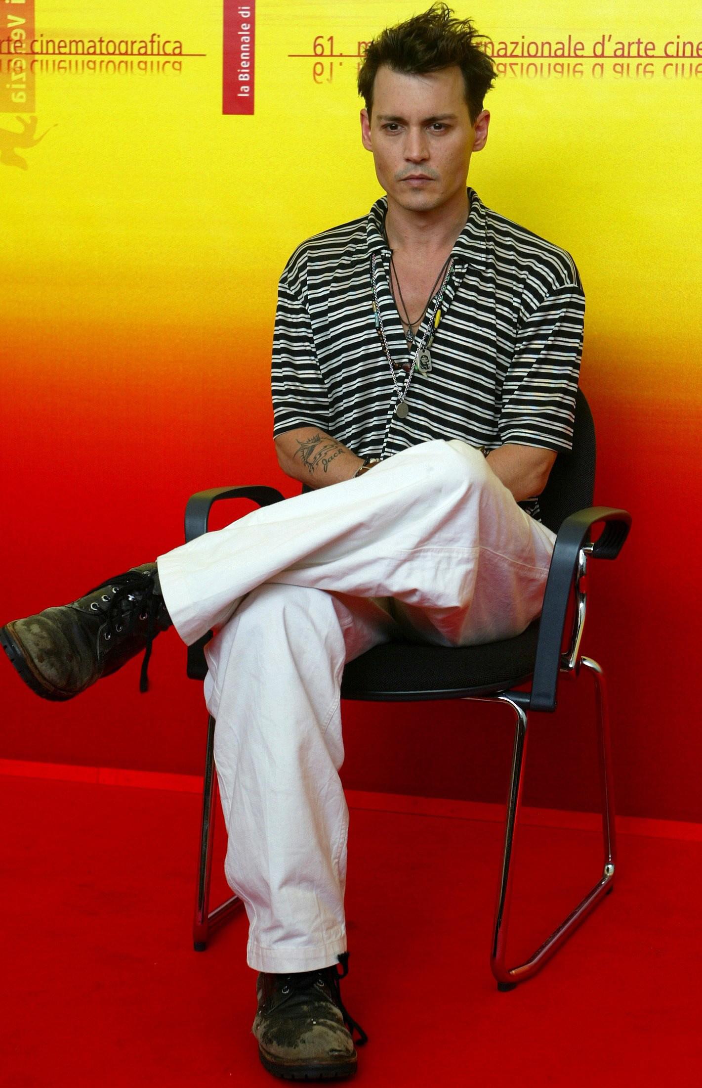 STRIPER: I 2004 stylet Depp sin hvite bukse med en stripete T-skjorte. Skoene du ser på bildet er et par han har brukt flere ganger.