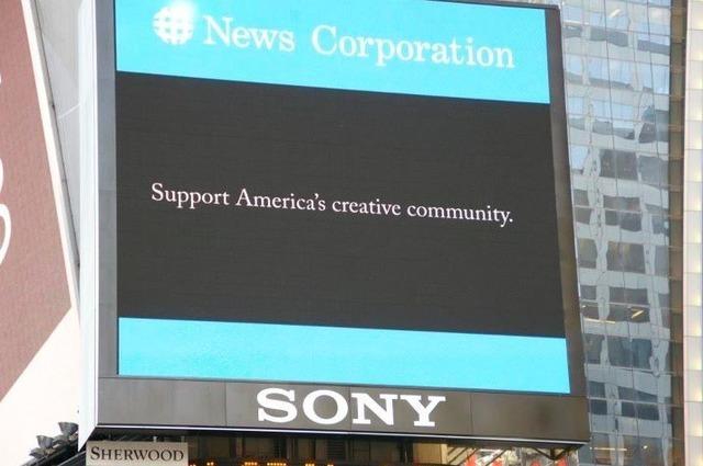 Her er reklamebanneren som er satt opp på Times Square i New York.