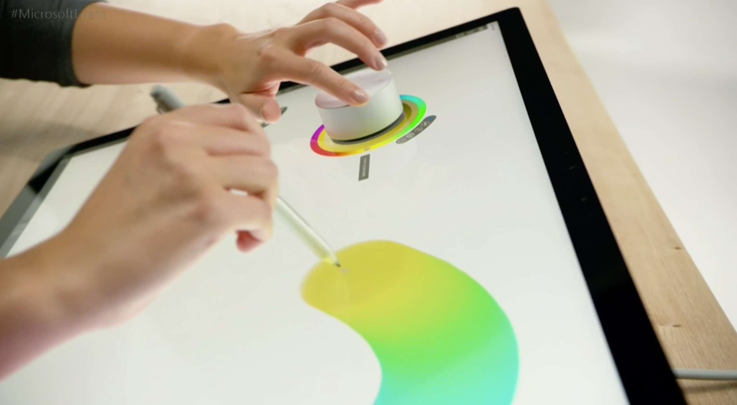 Surface Dial kan legge på skjermen. Denne skal gjøre det enklere og raskere å jobbe kreativt. Bilde: Microsoft