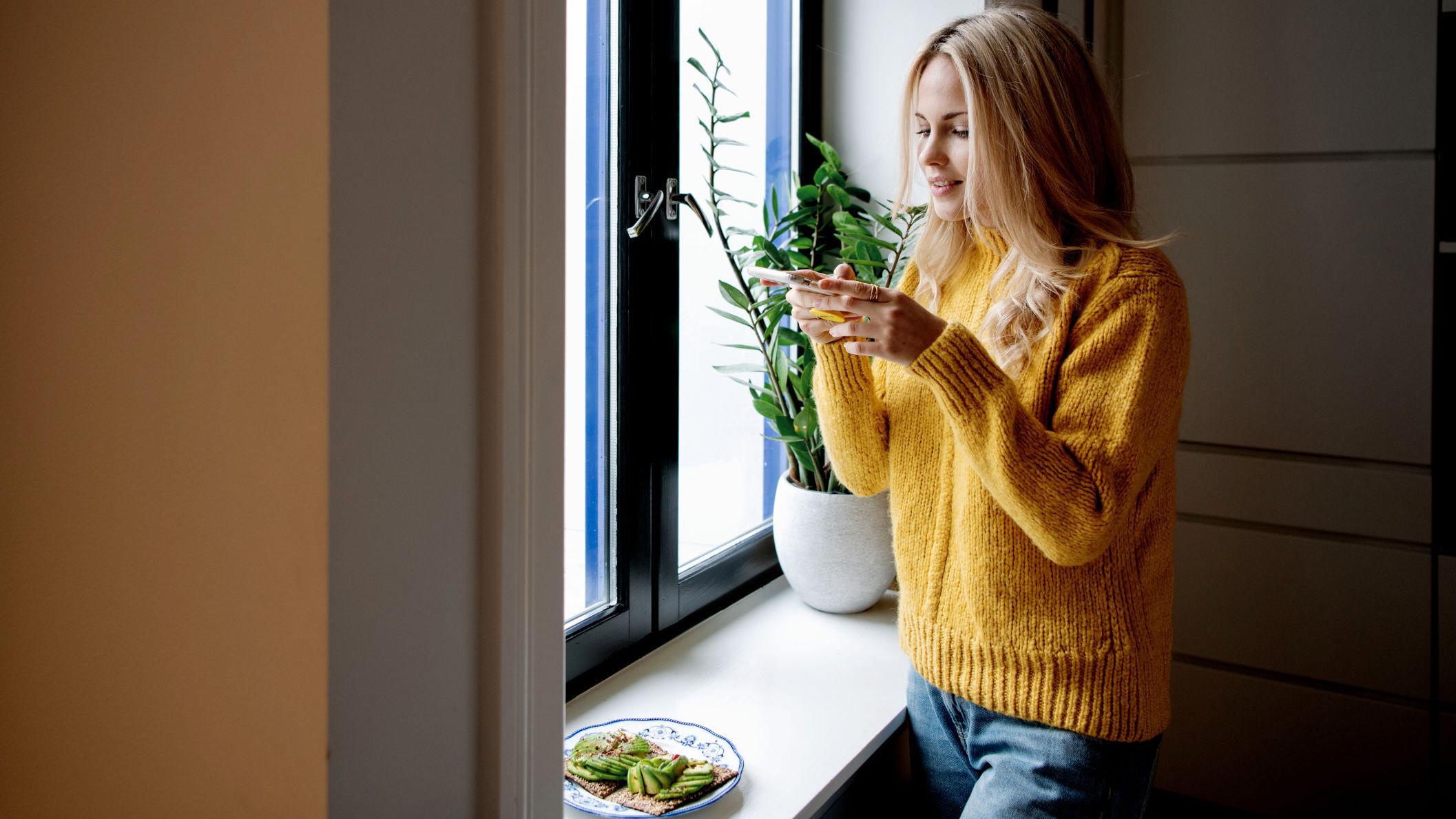 AVOKADOELSKER: Emilie Nerengs favorittingrediens er avokado. Her fra leiligheten i Oslo hvor hun tar bilder av en avokado-lunsj til Insta-kontoen sin. Foto: Line Møller/VG
