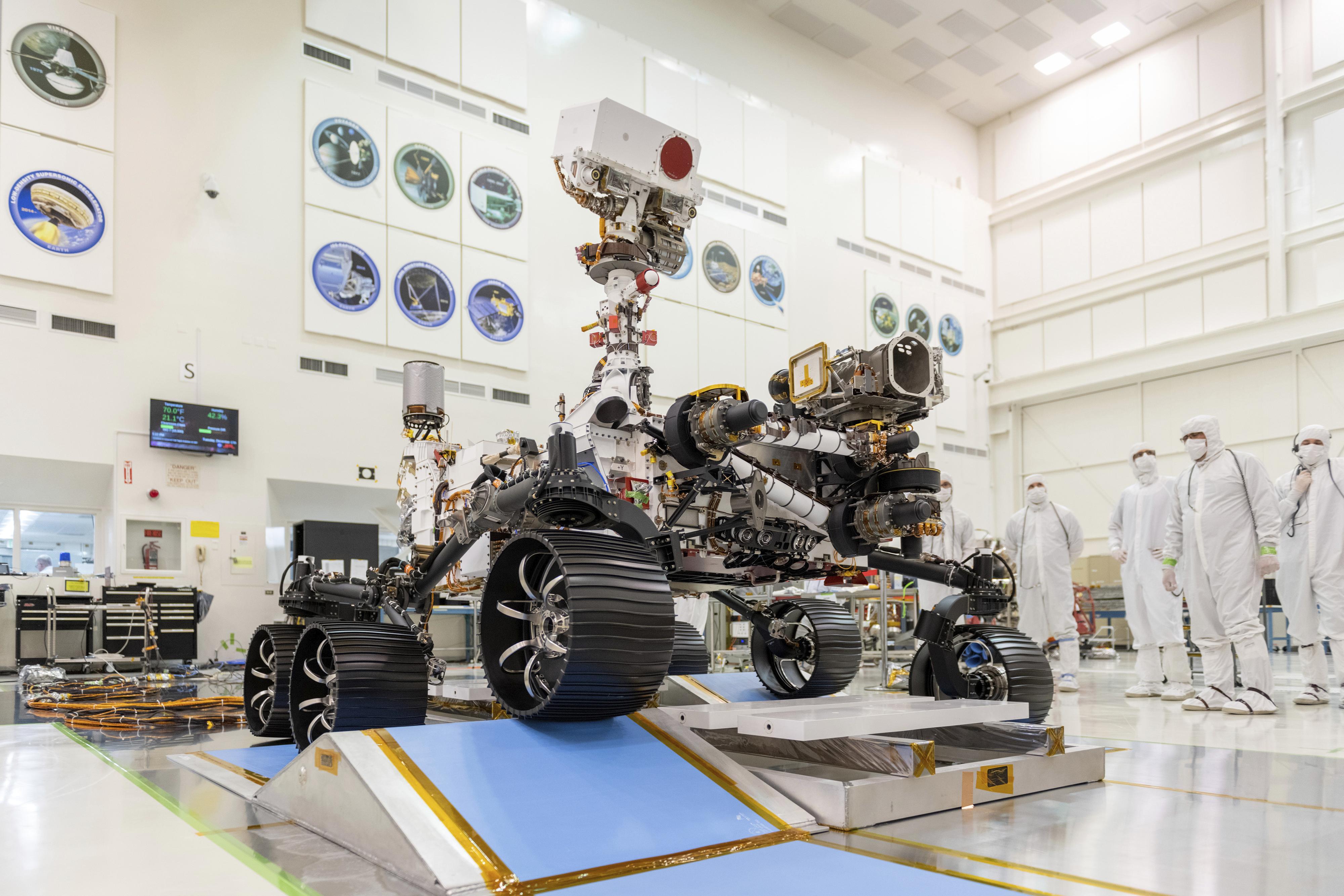 Perseverance-roveren i et sterilt rom ved Jet Propulsion Laboratory i Pasadena i California i desember 2019.