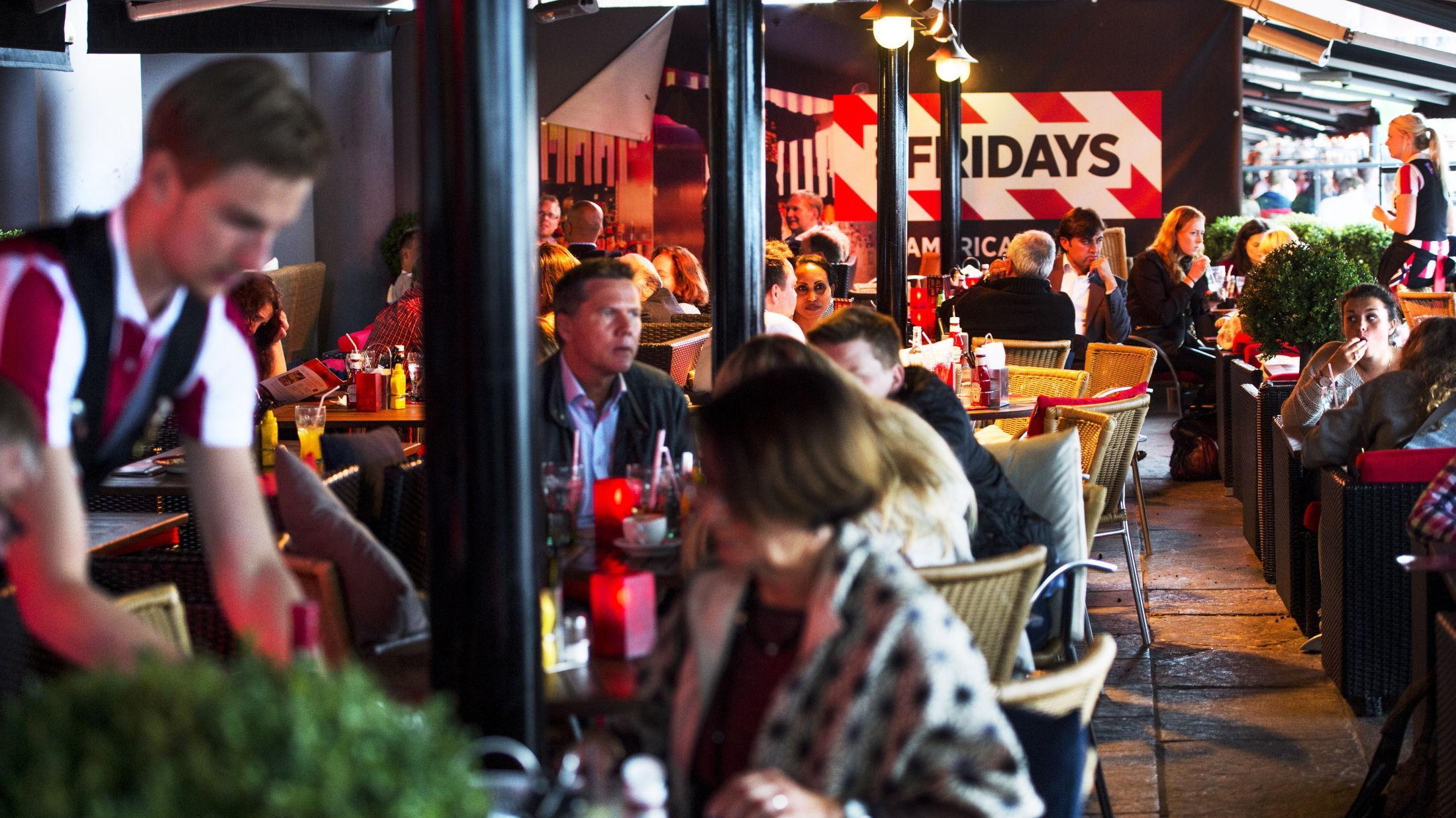 POPULÆRT: Hver dag er fredag på Friday's. Selv en tirsdag ettermiddag er det lange køer på restauranten på Aker brygge. Foto: Helge Mikalsen/VG