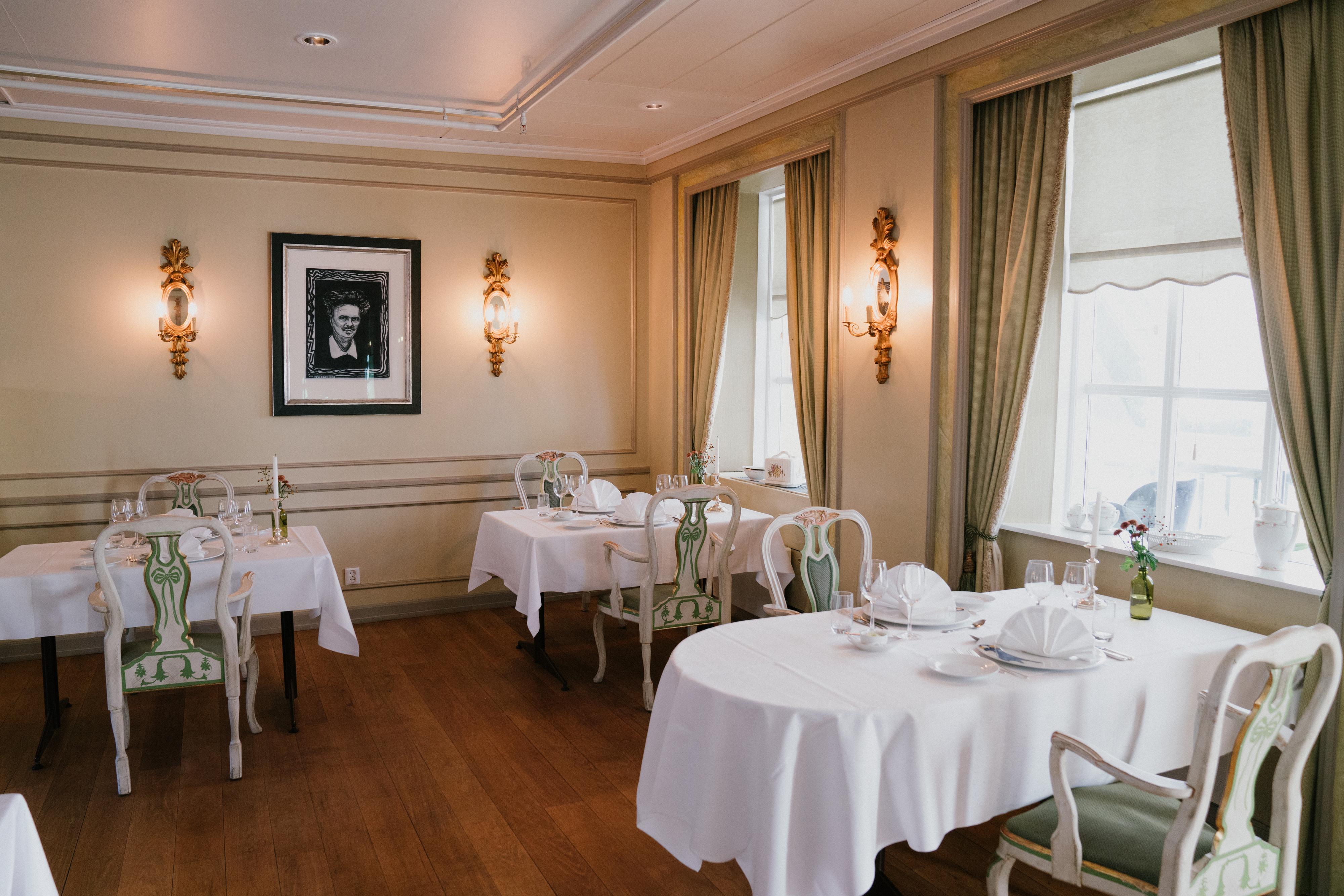 HVITE DUKER: Det er en klassisk stil over restauranten på Hotell Refsnes Gods.