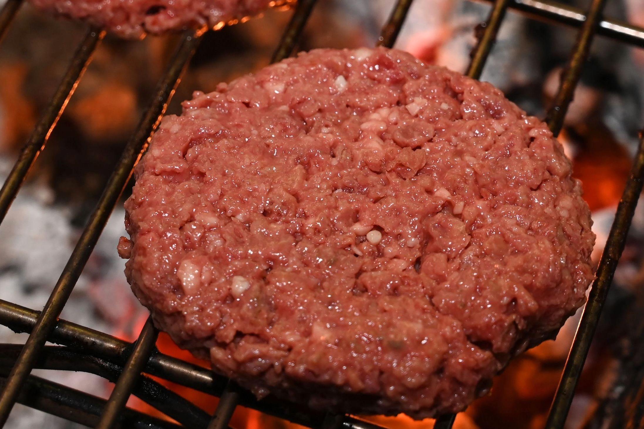 SER «EKTE» UT: Burgeren selskapet Impossible Foods lager skal både se ut, og smake, som storfekjøtt. Foto: Robyn Beck/AFP