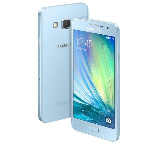 Samsung Galaxy A3 i Light Blue utførelse.