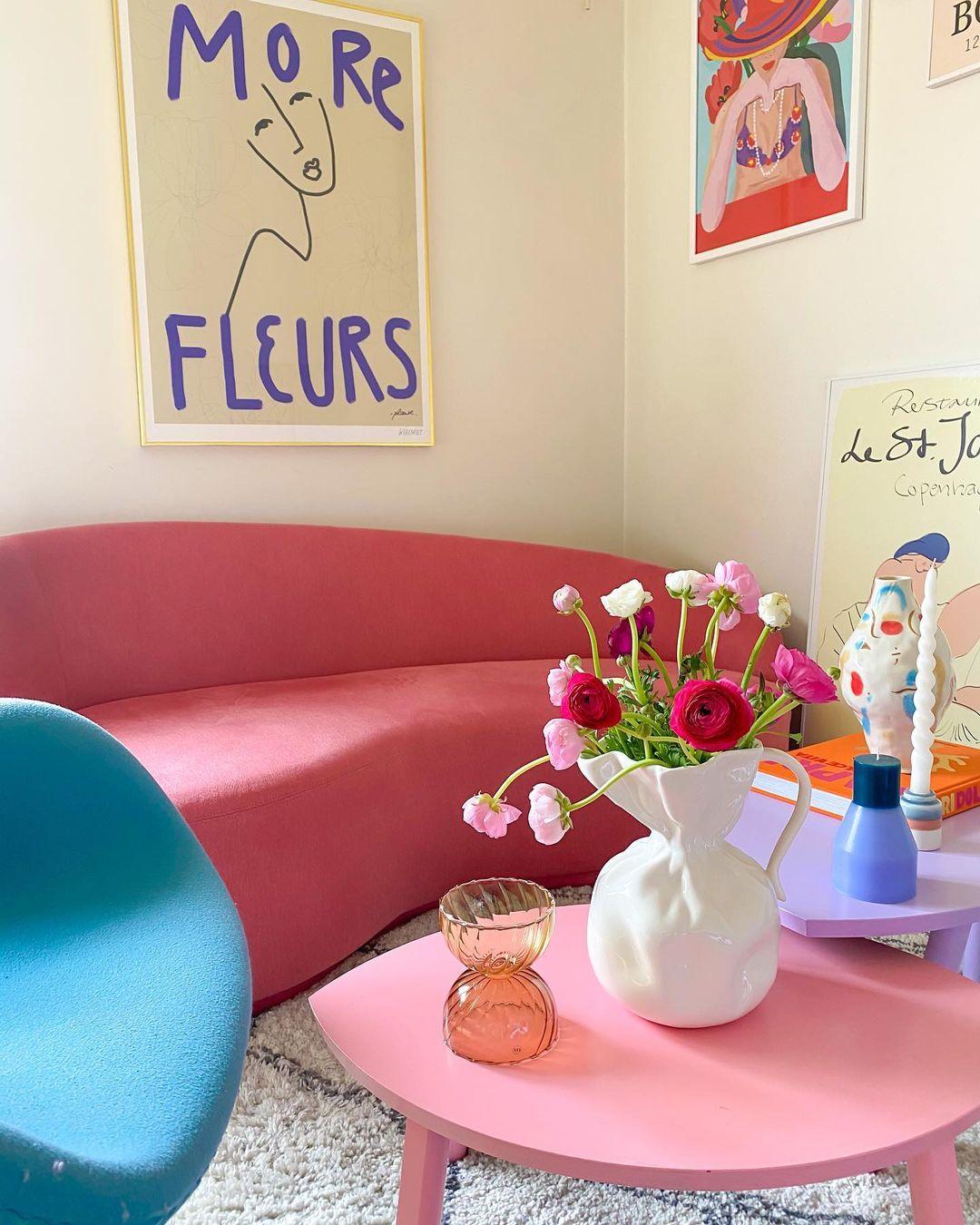 BRUK FARGER: Den rosa sofaen er et blikkfang i stuen.