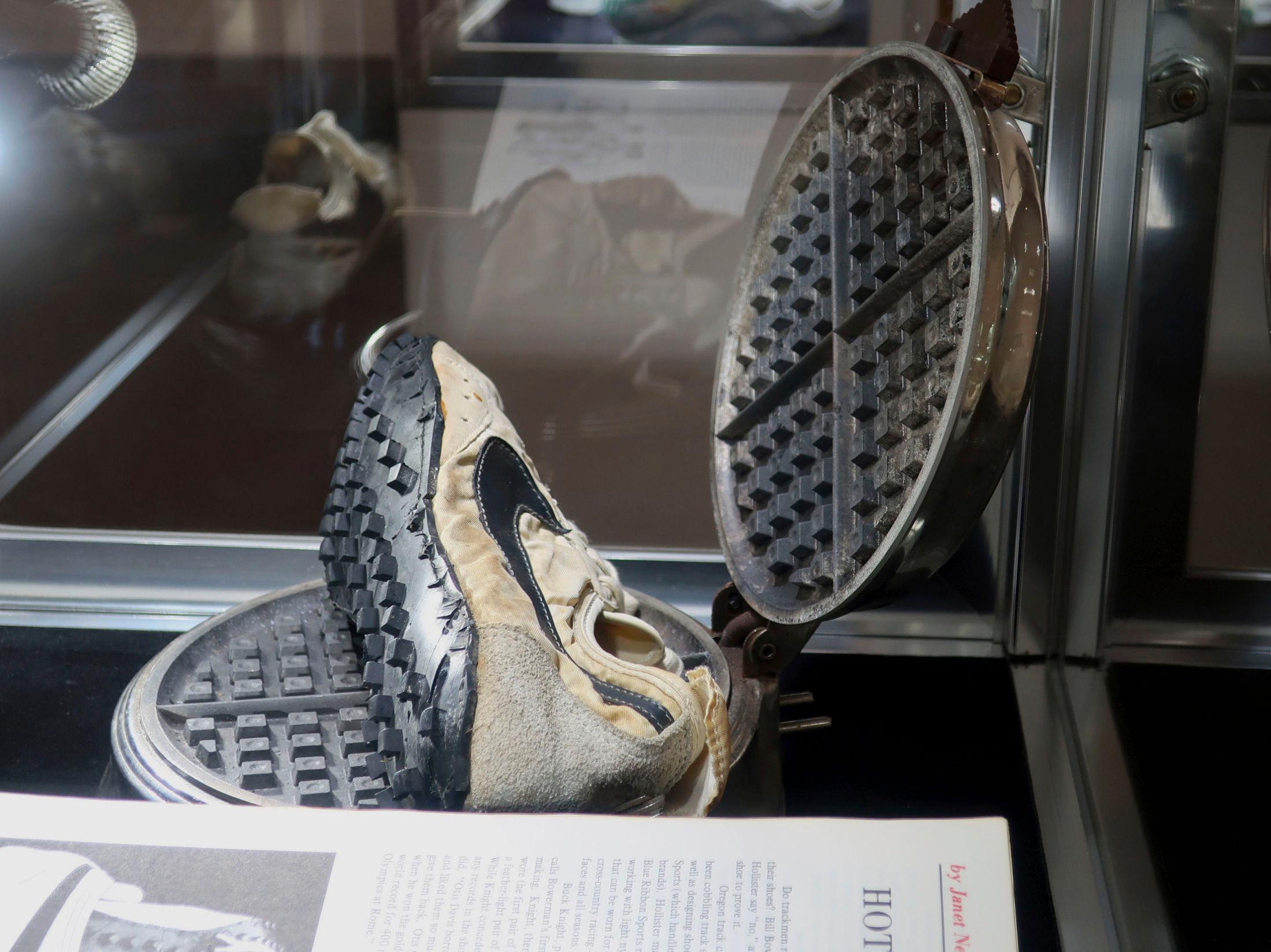 VAFFEL-INSPO: «Måneskoene» er designet av Nikes medstifter Bill Bowerman. Han brukte konas vaffeljern som inspirasjon da han designet skosålen, ifølge nyhetsbyrået AP. Foto: Ted Shaffrey / AP