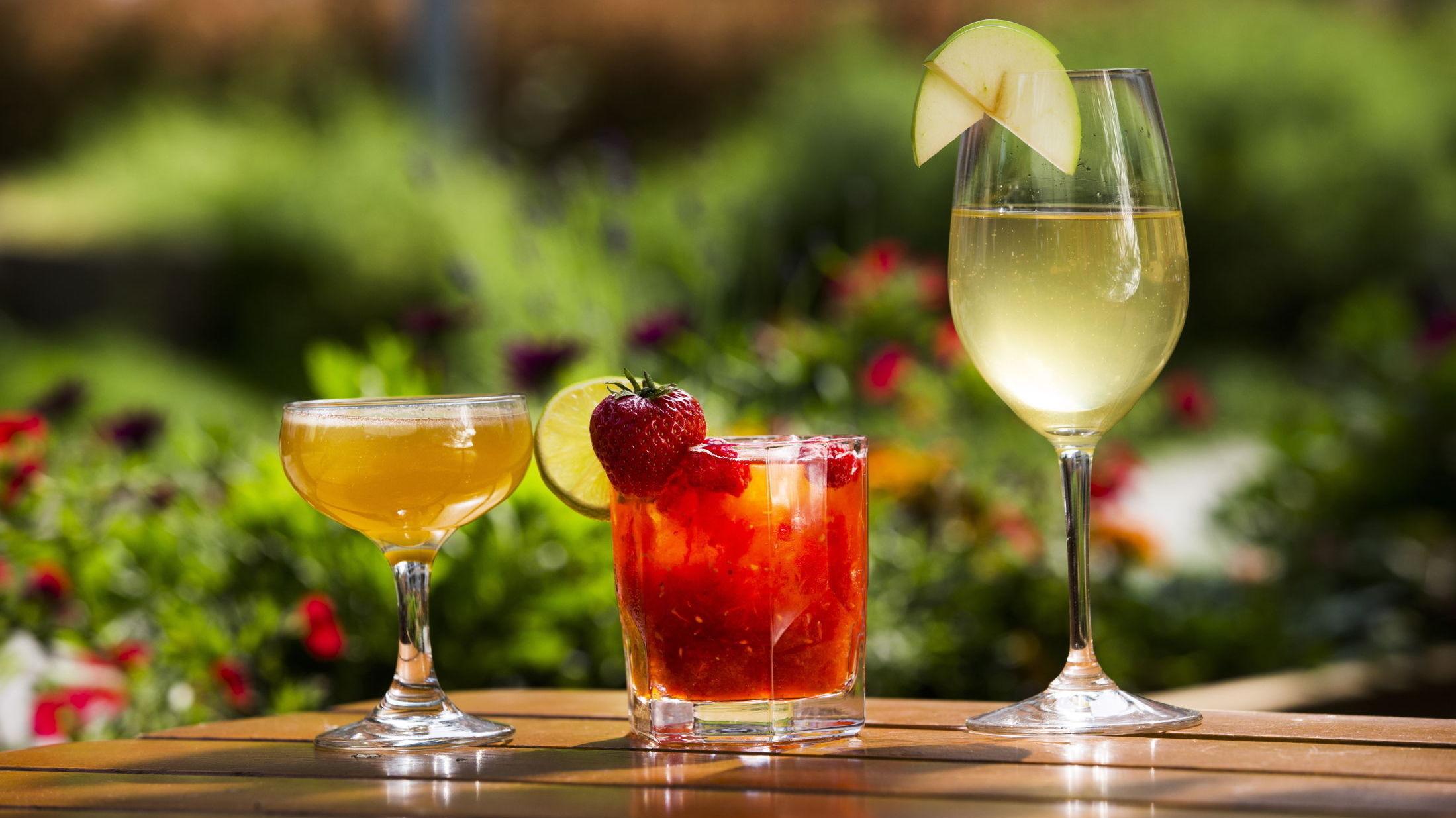 DRINK-KLASSIKERE: Klassisk daiquiri, Madeira cobler og en eple-aperitif står på drinkmenyen til Godt i sommer. Foto: Frode Hansen
