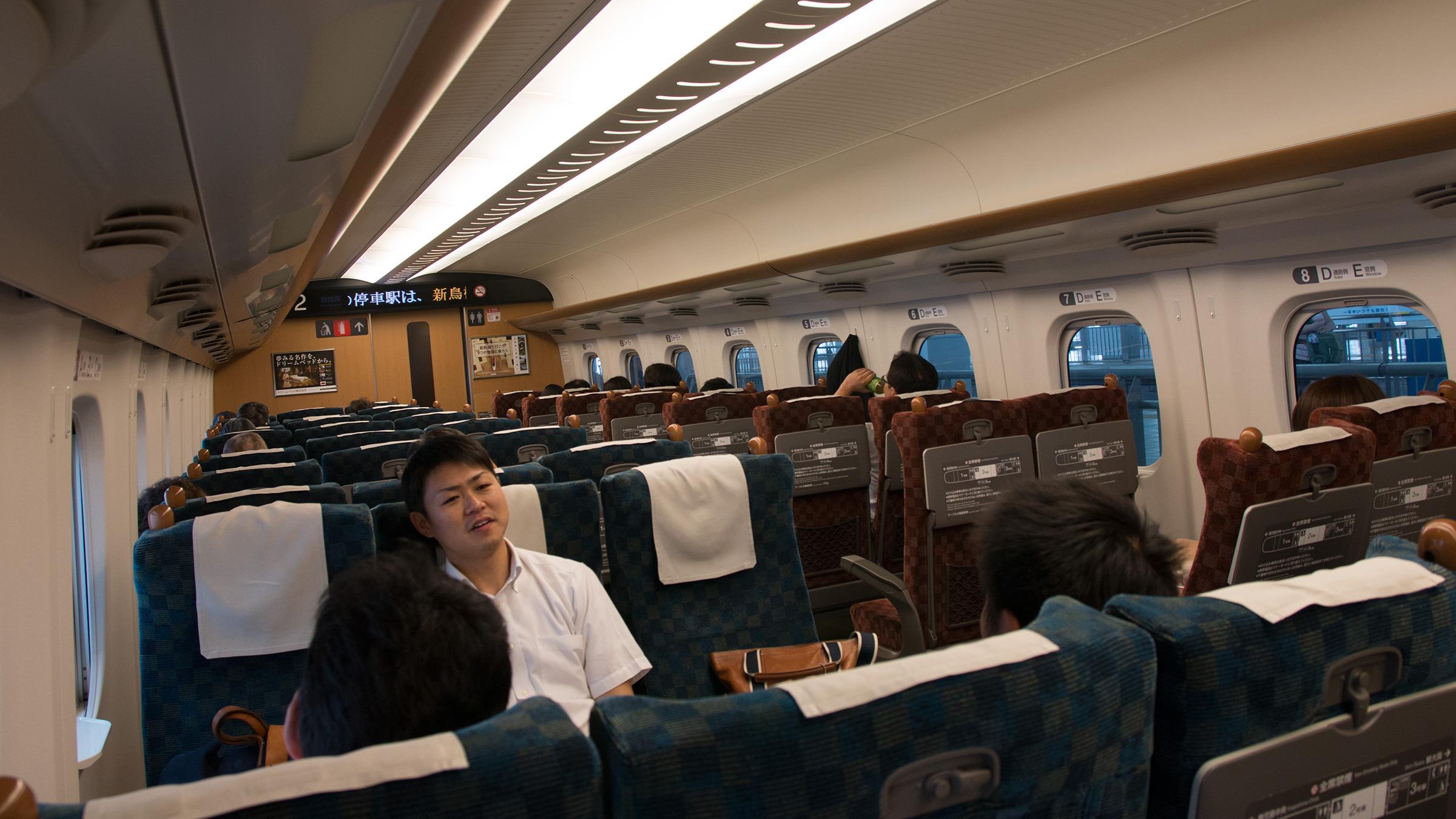 Hvis man er flere venner som skal reise sammen på Shinkansen, og det er godt med ledige plasser, lar stolradene seg enkelt vippe rundt for å danne en mer sosial sittegruppe. Den samme funksjonen gjør at hele togets interiør kan flippes rundt på et øyeblikk, slik at toget slipper å snu når det kommer til endestasjonene.Foto: Varg Aamo, Hardware.no
