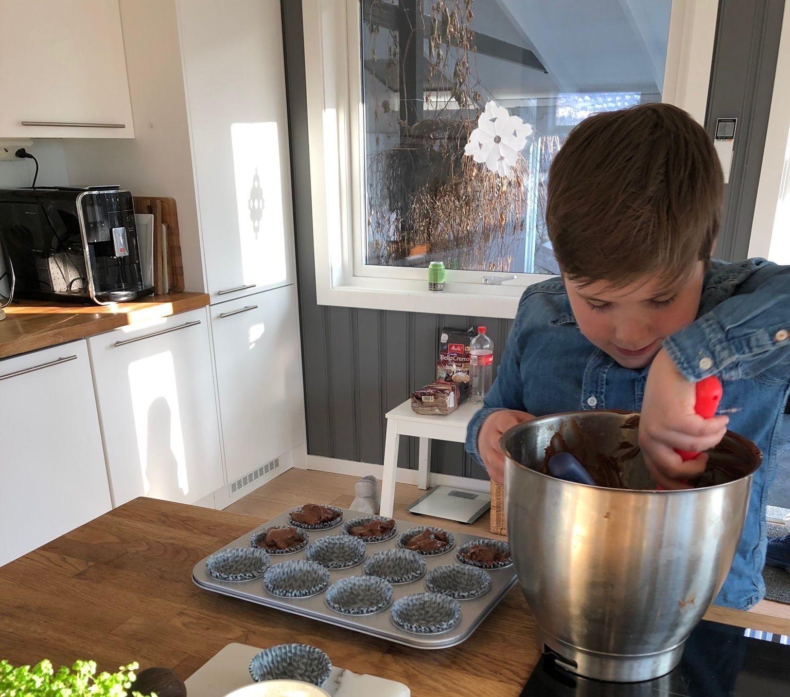 SJOKOMUFFINS: Herman Anker Gusfre deler sin oppskrift på sjokolademuffins med store sjokoladebiter med Godts lesere. Her er han i full gang med bakingen. Foto: Privat