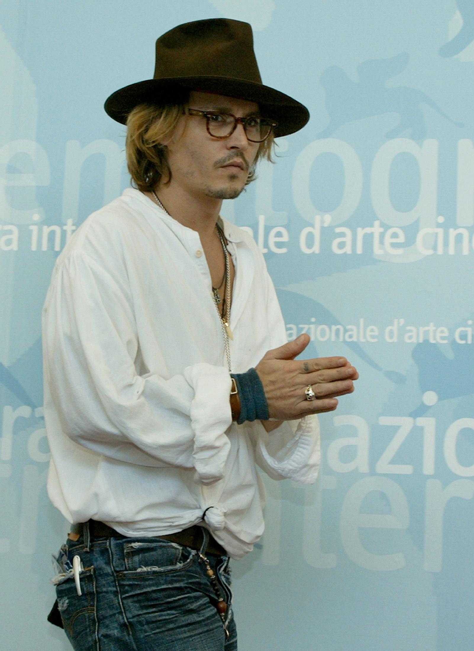 2003: Skuespilleren deltar på filmfestivalen i Venice iført en løs, hvit skjorte, briller, hatt og jeans.