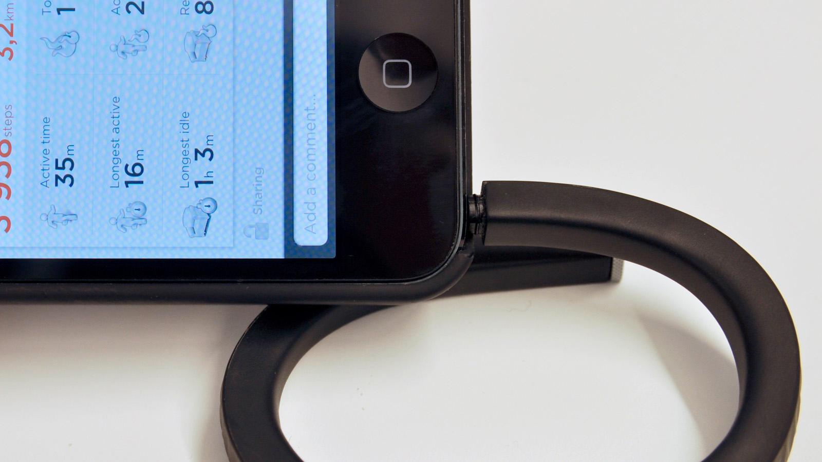 Jawbone Up synkroniseres mot mobilappen ved å plugge armbåndet inn i hodetelefonutgangen.Foto: Kurt Lekanger, Amobil.no