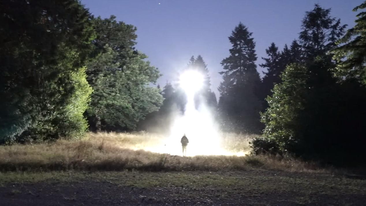 «UFO-dronen» kan lyse opp natten