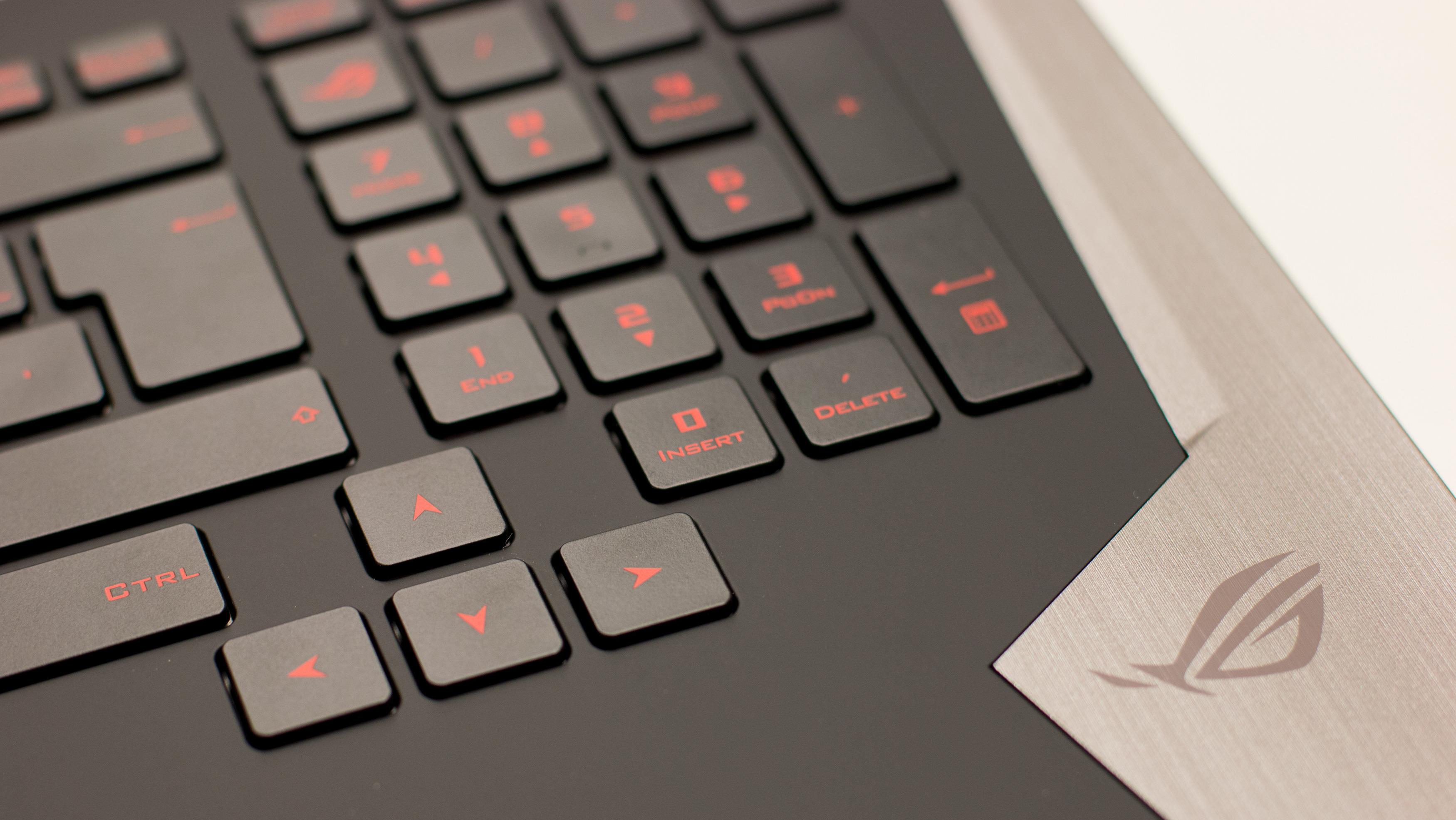 Asus, som enkelte andre, velger å ikke klemme piltastene oppi resten av tastaturet.
