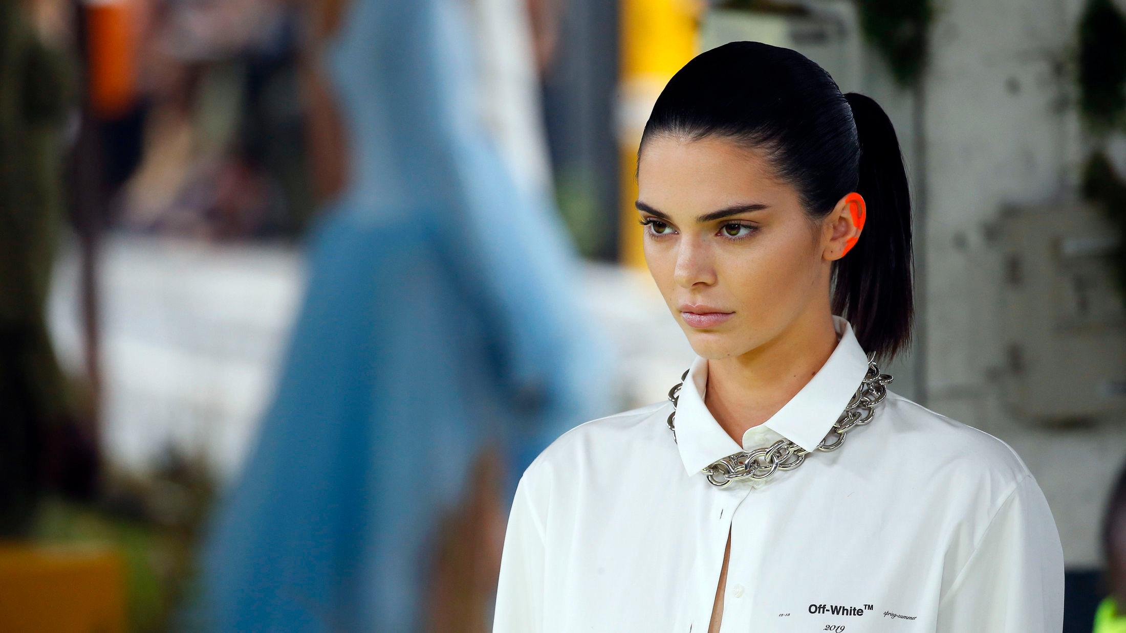 SUPERMODELL: Kendall Jenner gikk ikke på mange visninger under Paris Fashion Week, men Off-White kunne hun ikke holde seg unna. Foto: Getty Images