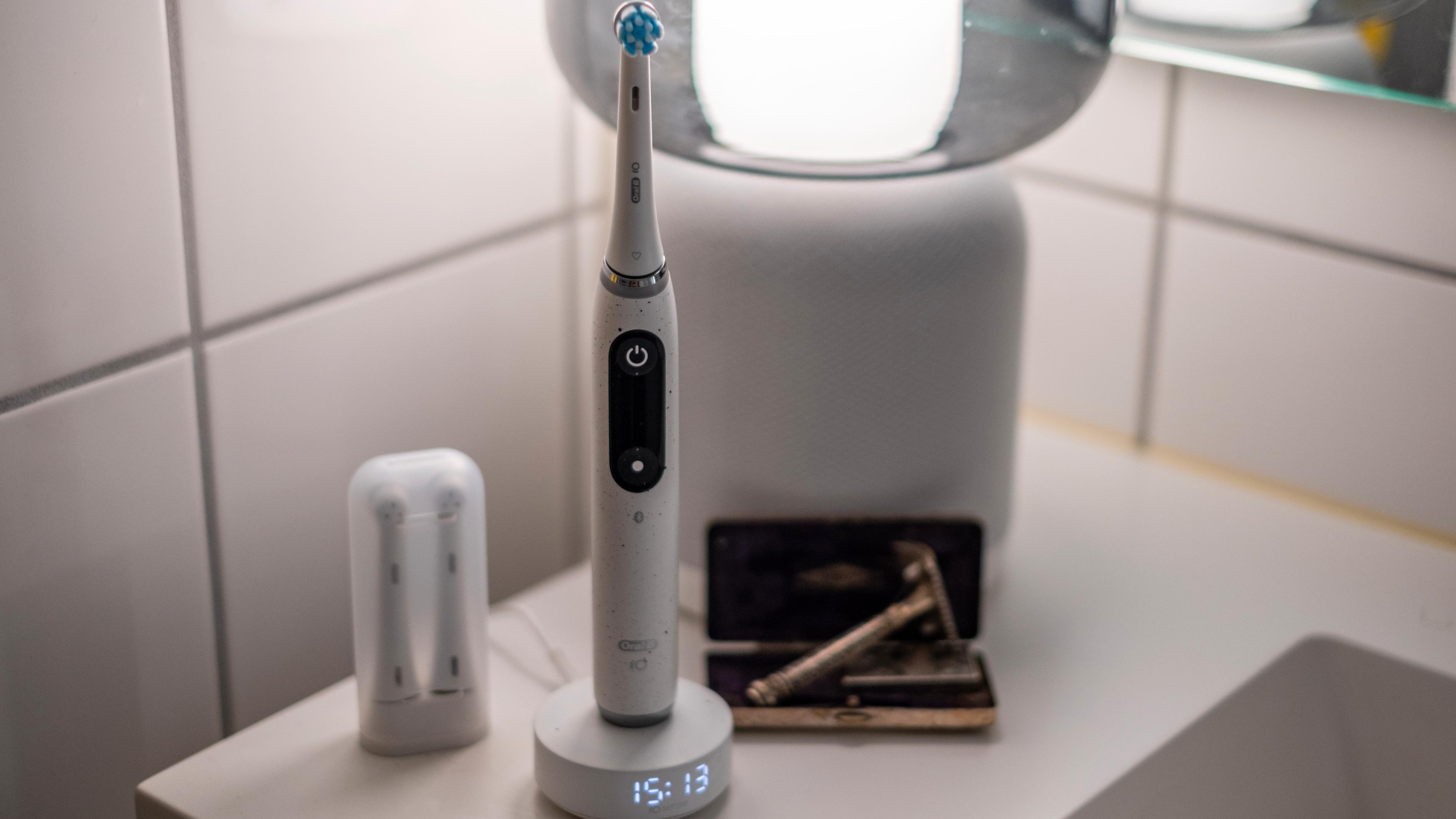 Oral B iO 10 står i Sense iO-laderen sin. Den er WiFi-tilkoblet og er både klokke og pusseindikator.