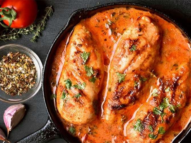 Kycklingfilé – recept med god och krämig tomatsås.